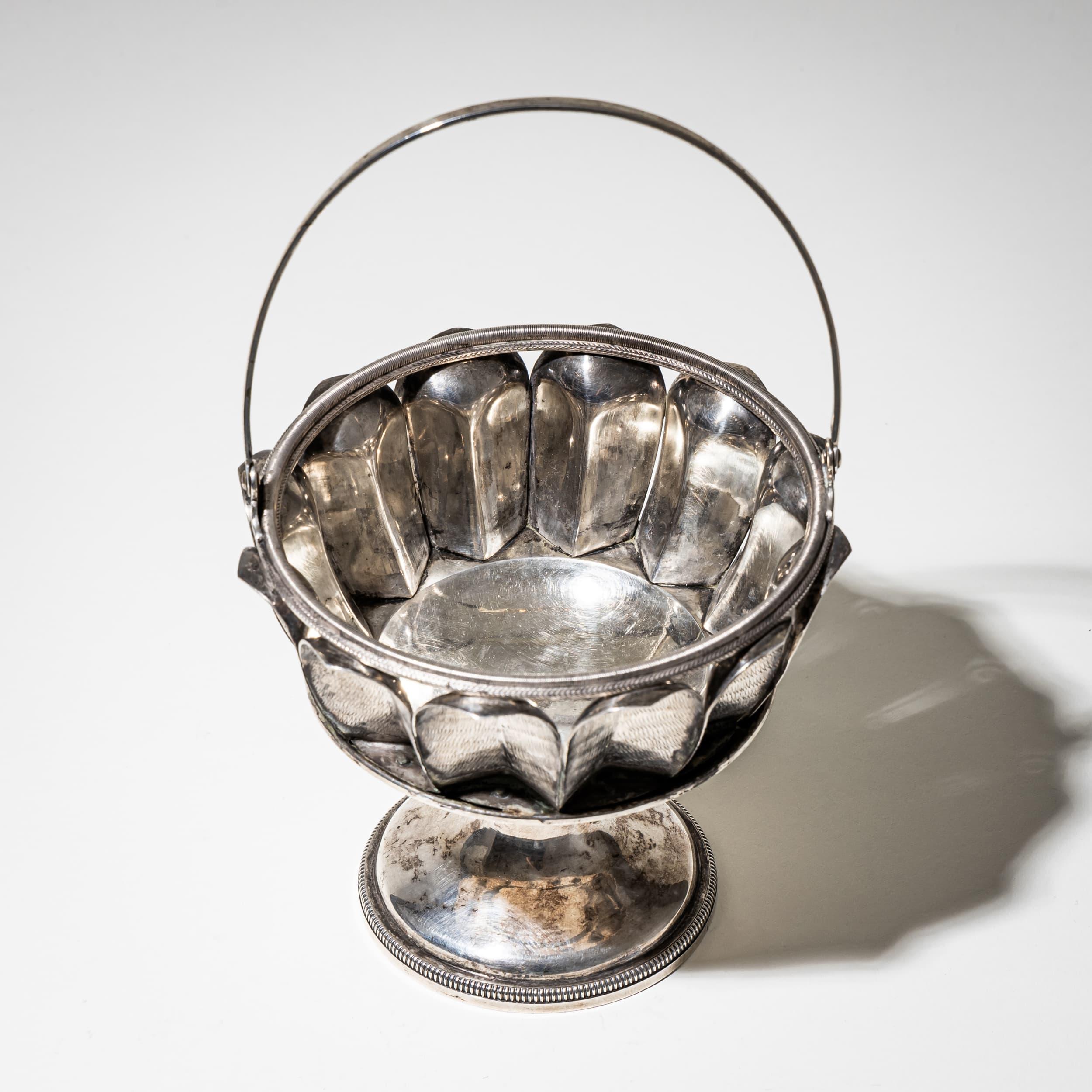 Coupe néoclassique en argent avec anse, posée sur un pied circulaire et décorée d'ornements de feuilles stylisées le long du corps. Une pièce finement travaillée par l'orfèvre viennois Benedikt K.K. Ranninger, actif de 1814 à 1845. Poinçon de la