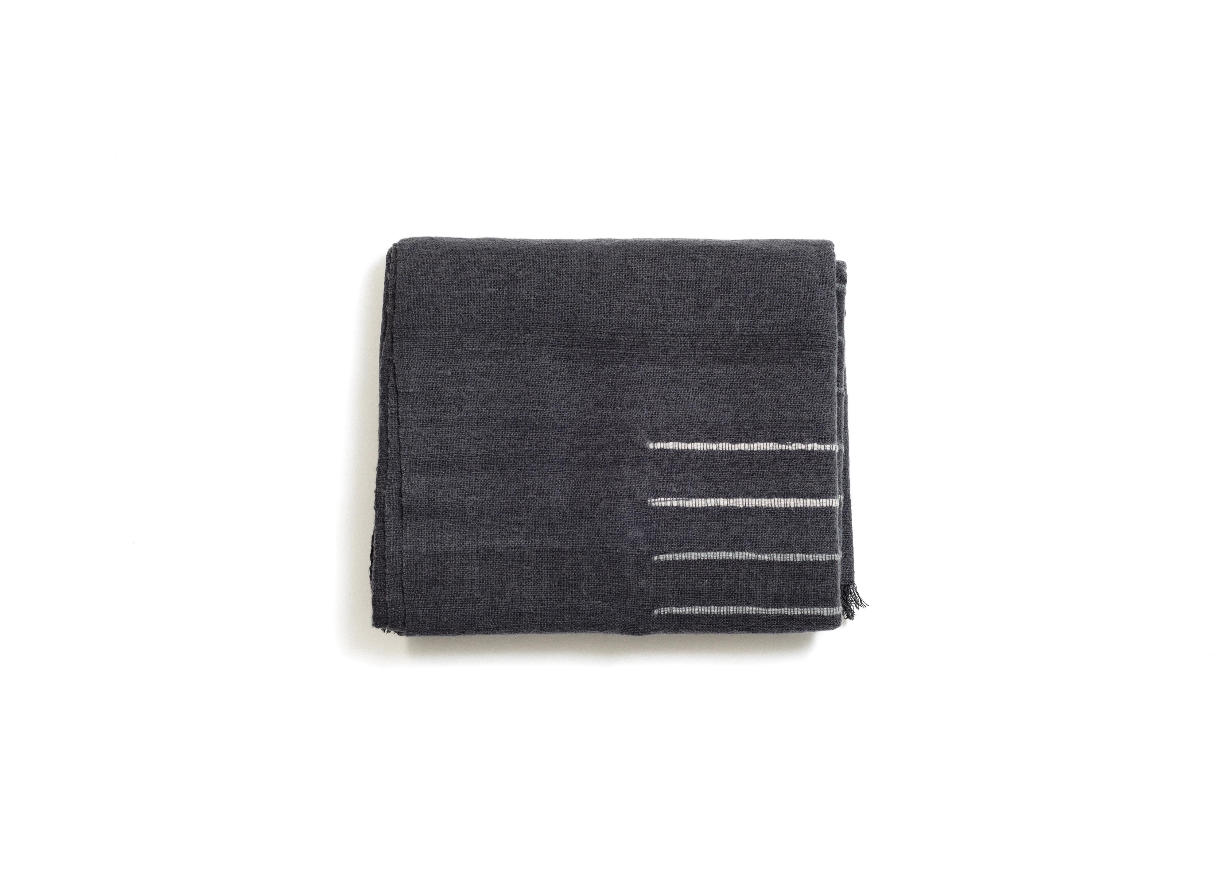 Tissé à la main  Alei Foulard / couverture artisanal noir anthracite à motif de rayures  en vente