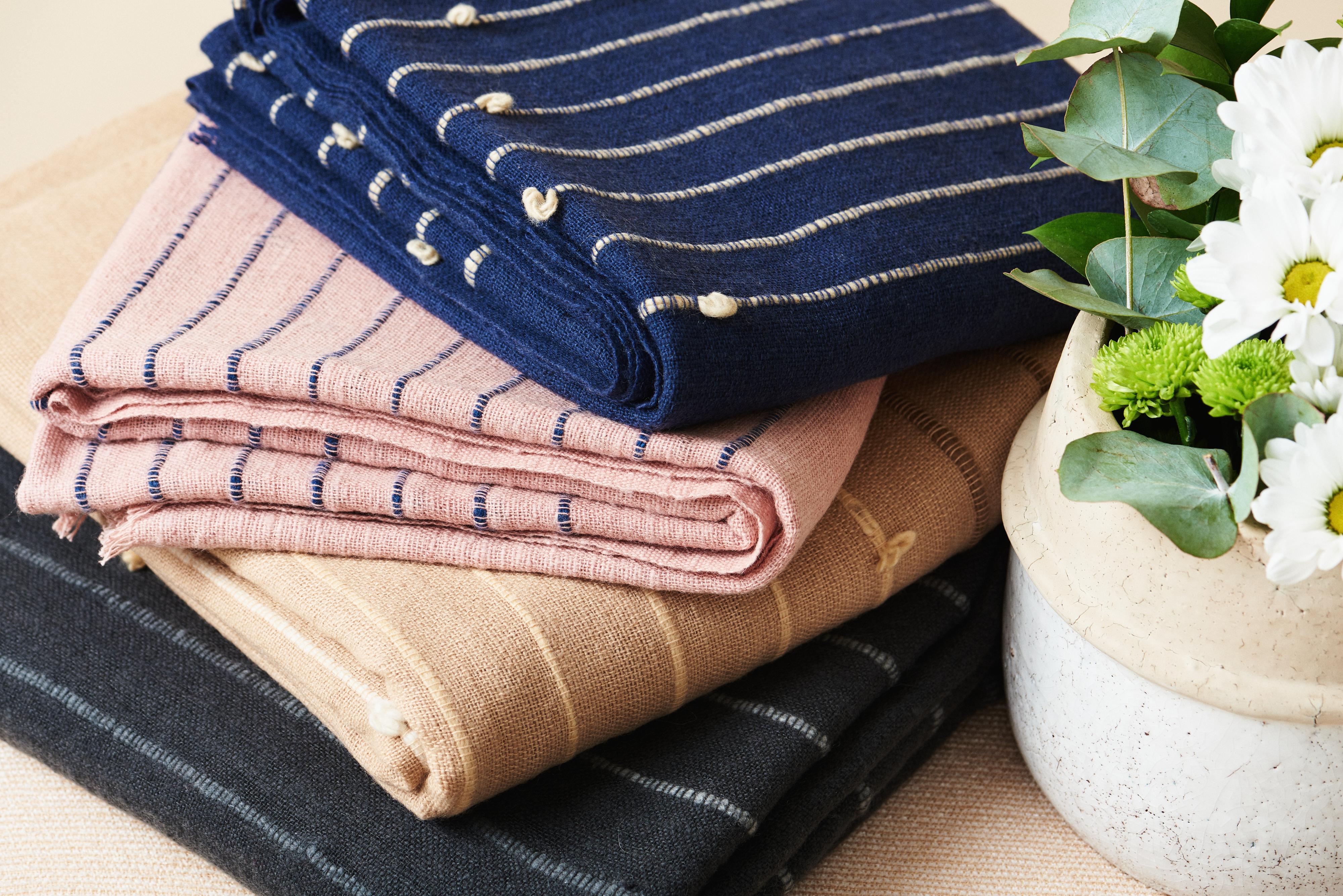 Handgewebter Überwurf/Decken aus Rosenholz in Staubrosa in Streifen-Design im Angebot 6