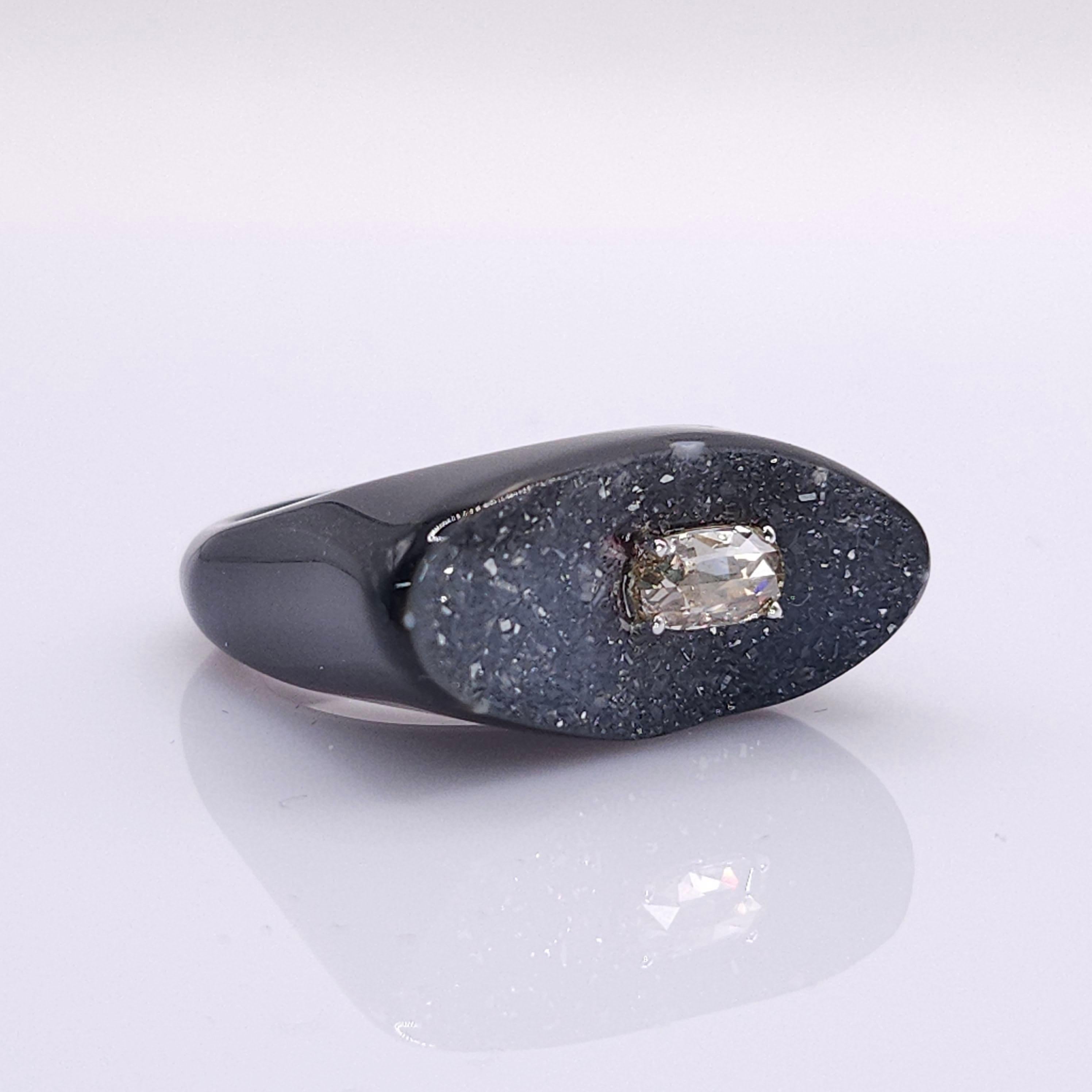 Questo squisito anello è un vero capolavoro, che combina l'eleganza senza tempo dell'onice nera con la brillantezza abbagliante di un diamante. Realizzato con precisione e abilità, l'anello presenta una lussuosa pietra di onice nera scolpita in una