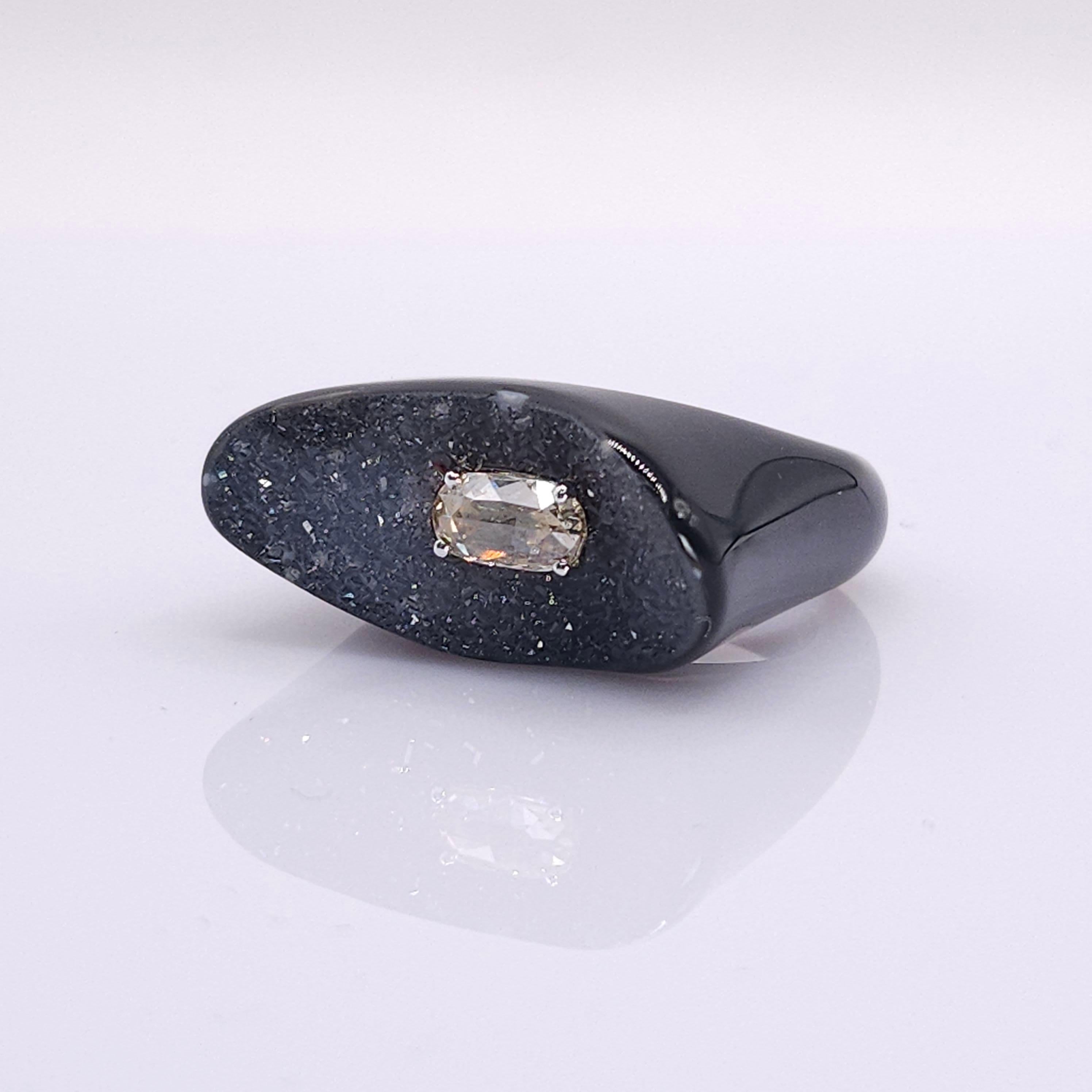 Art Déco Anello fatto a mano con diamante da 0,52 carati e onice nera in oro bianco 18 carati in vendita