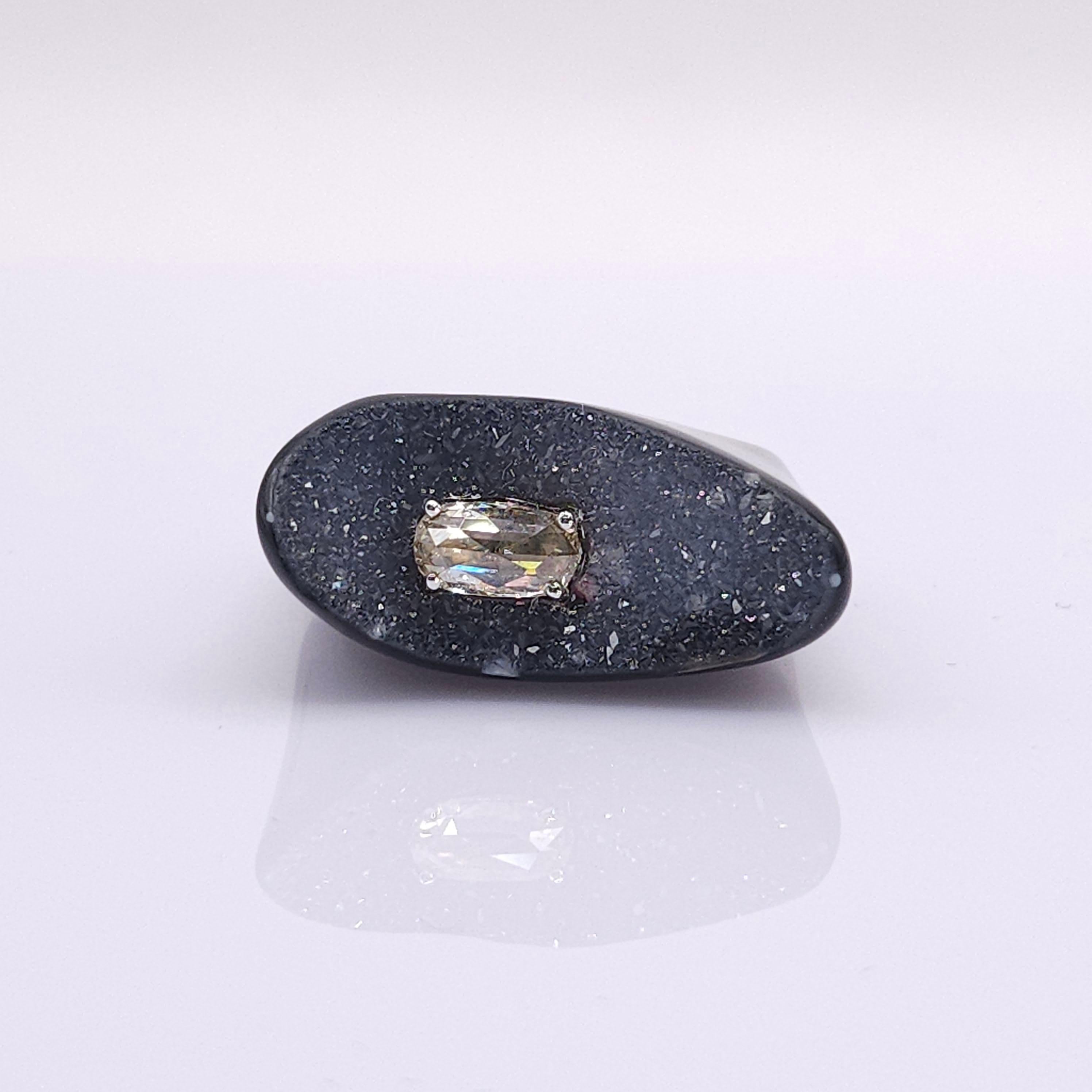 Anello fatto a mano con diamante da 0,52 carati e onice nera in oro bianco 18 carati In condizioni Nuovo in vendita a KOWLOON, HK