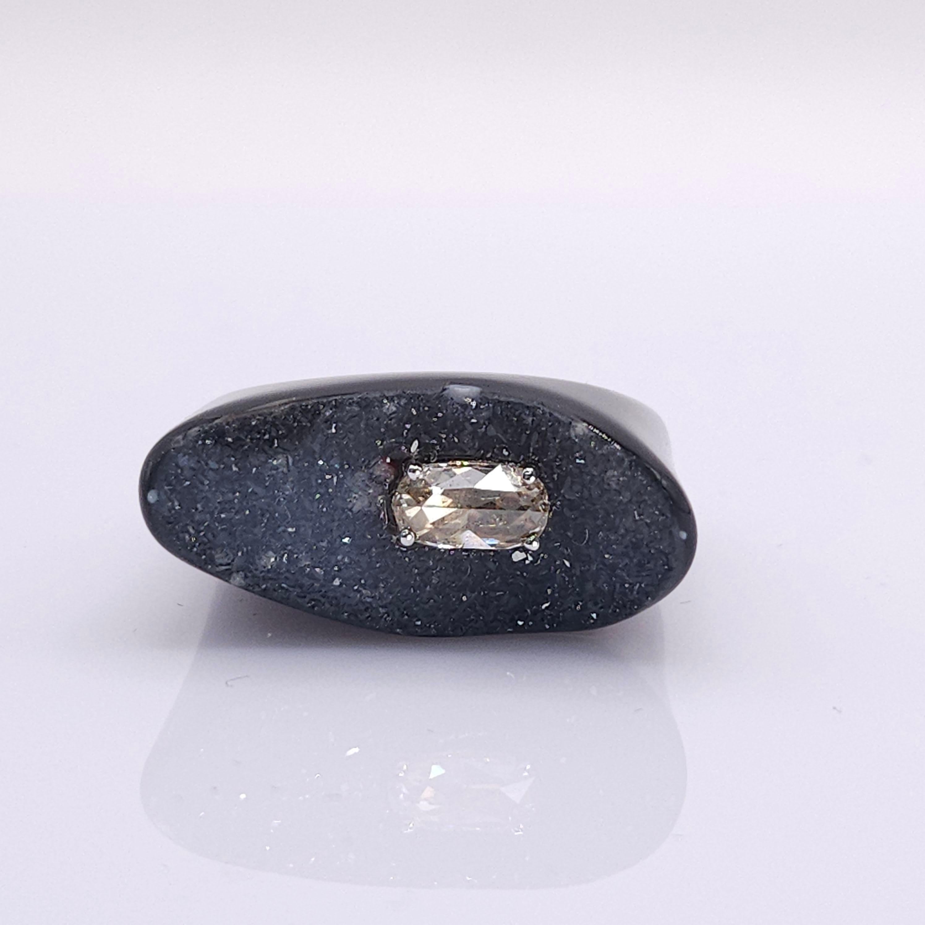 Anello fatto a mano con diamante da 0,52 carati e onice nera in oro bianco 18 carati in vendita 1