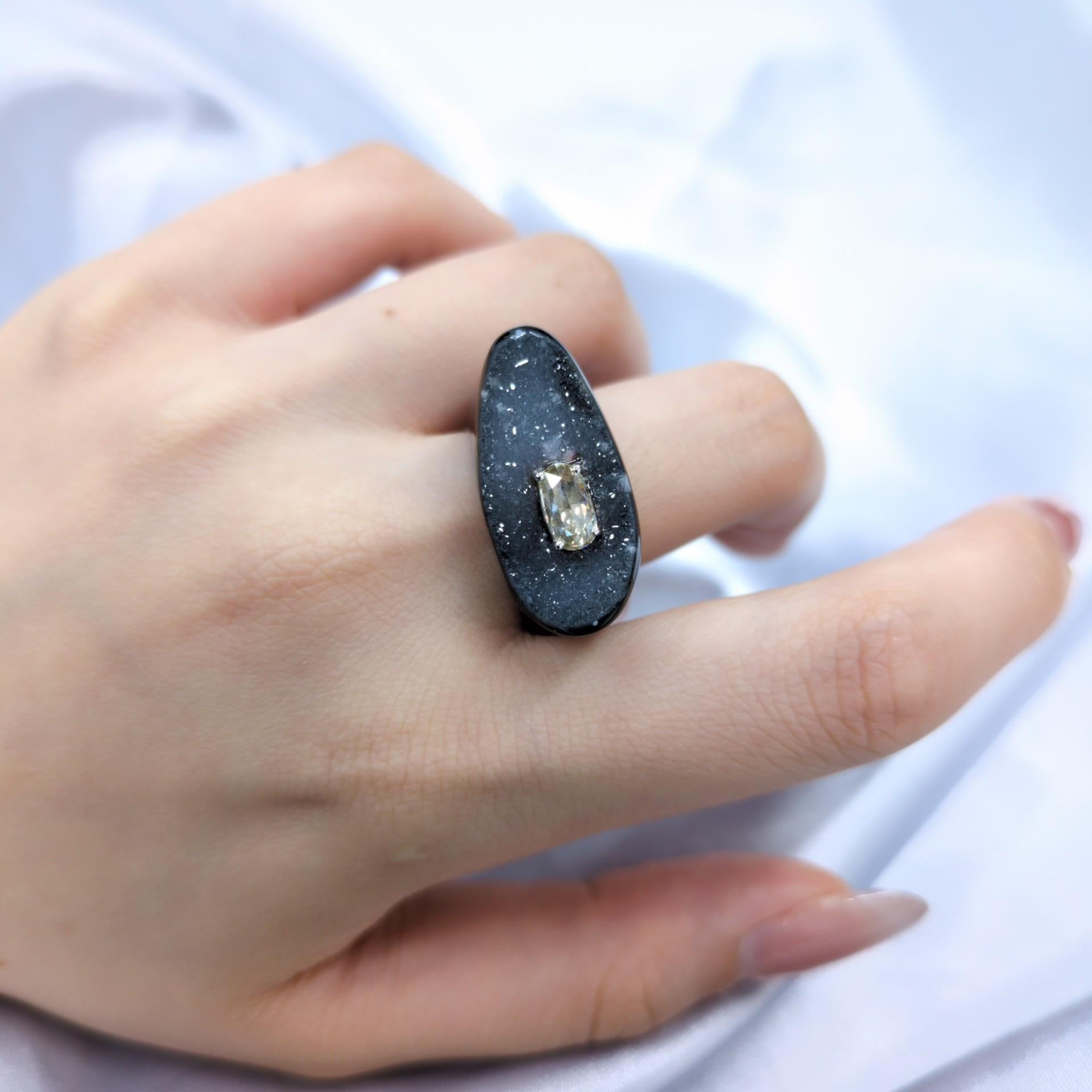 Anello fatto a mano con diamante da 0,52 carati e onice nera in oro bianco 18 carati in vendita 2