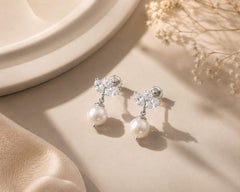Handgefertigte Ohrringe mit 0,82-Karat-Diamanten, Naturperlen und Blumenmotiv, 18-karätiges Weißgold