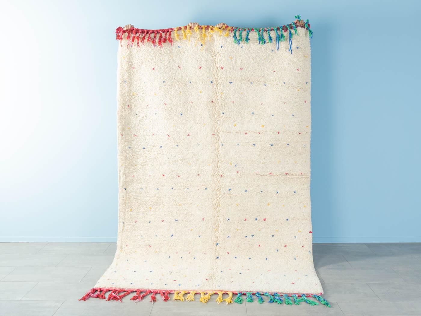 Happy Polka Dots ist ein moderner Teppich aus 100 % Wolle - dick und weich, angenehm zu tragen. Unsere Berberteppiche werden von Amazigh-Frauen im Atlasgebirge handgewebt und handgeknüpft. Diese Gemeinschaften stellen schon seit Tausenden von Jahren