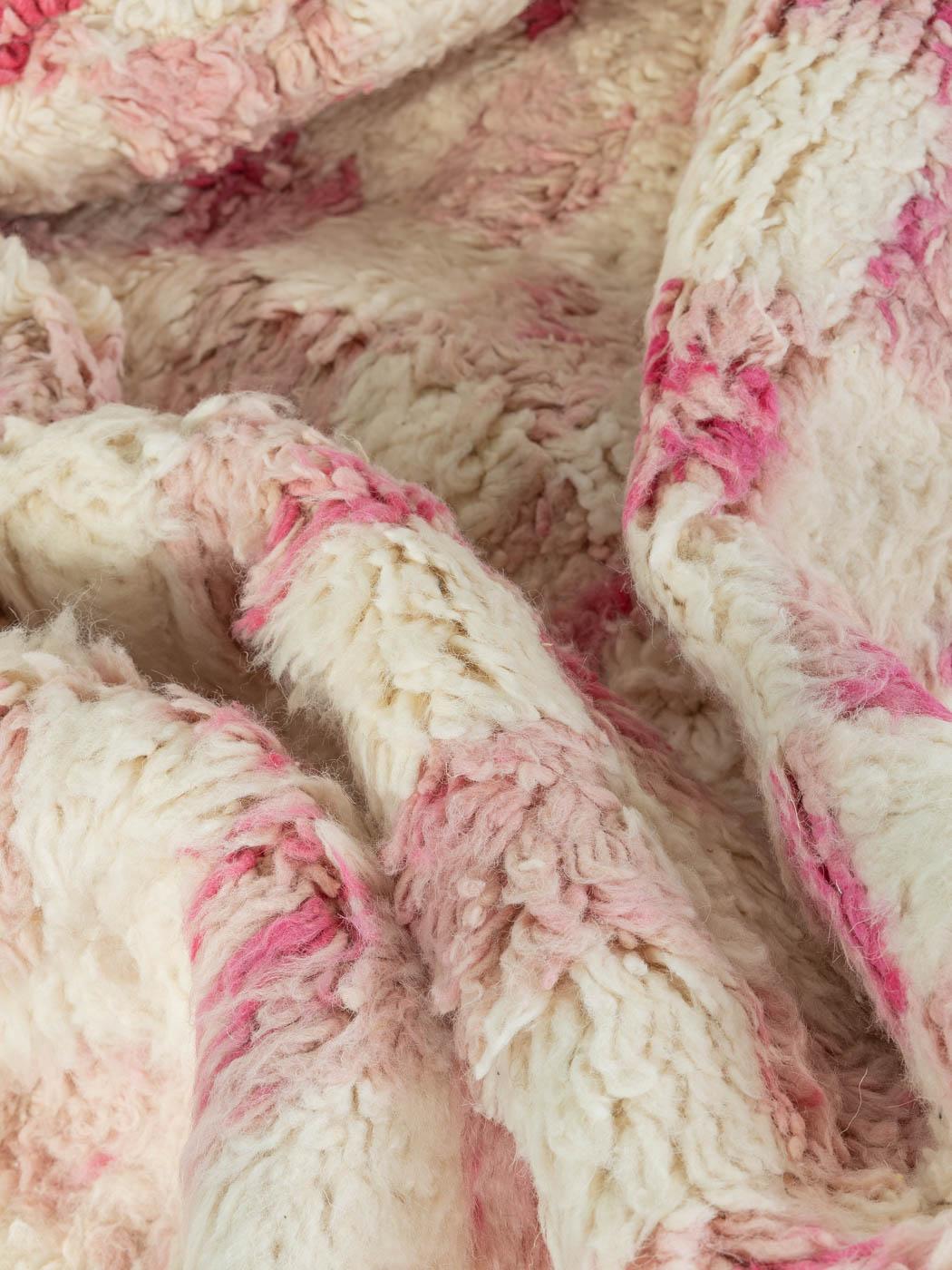 Handgefertigter Beni Ourain-Berberteppich aus 100% Wolle, Marokkanisch (21. Jahrhundert und zeitgenössisch) im Angebot