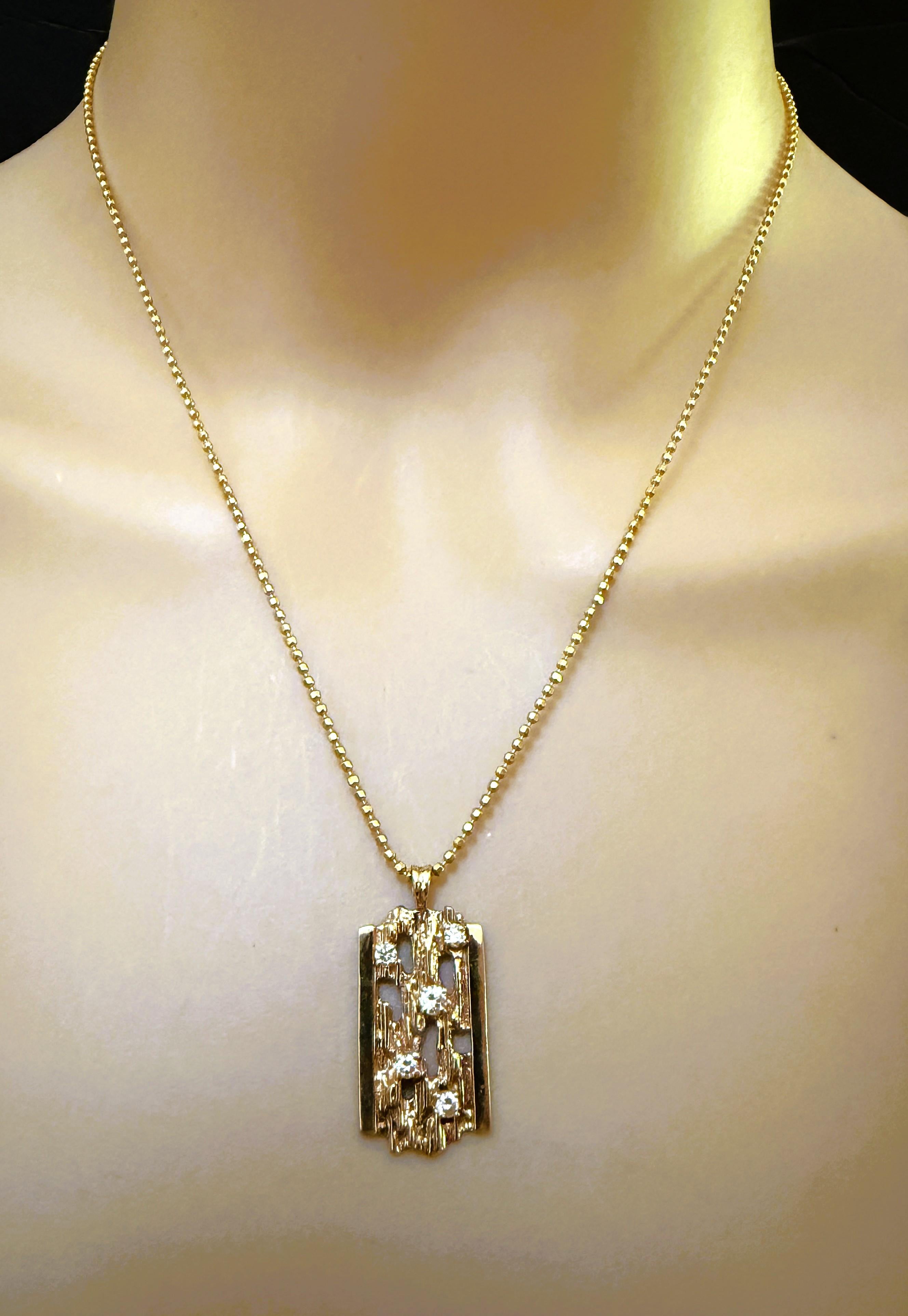 J'adore ce pendentif car on peut le porter pour n'importe quelle raison ou occasion.  On pourrait l'appeler pendentif de type 