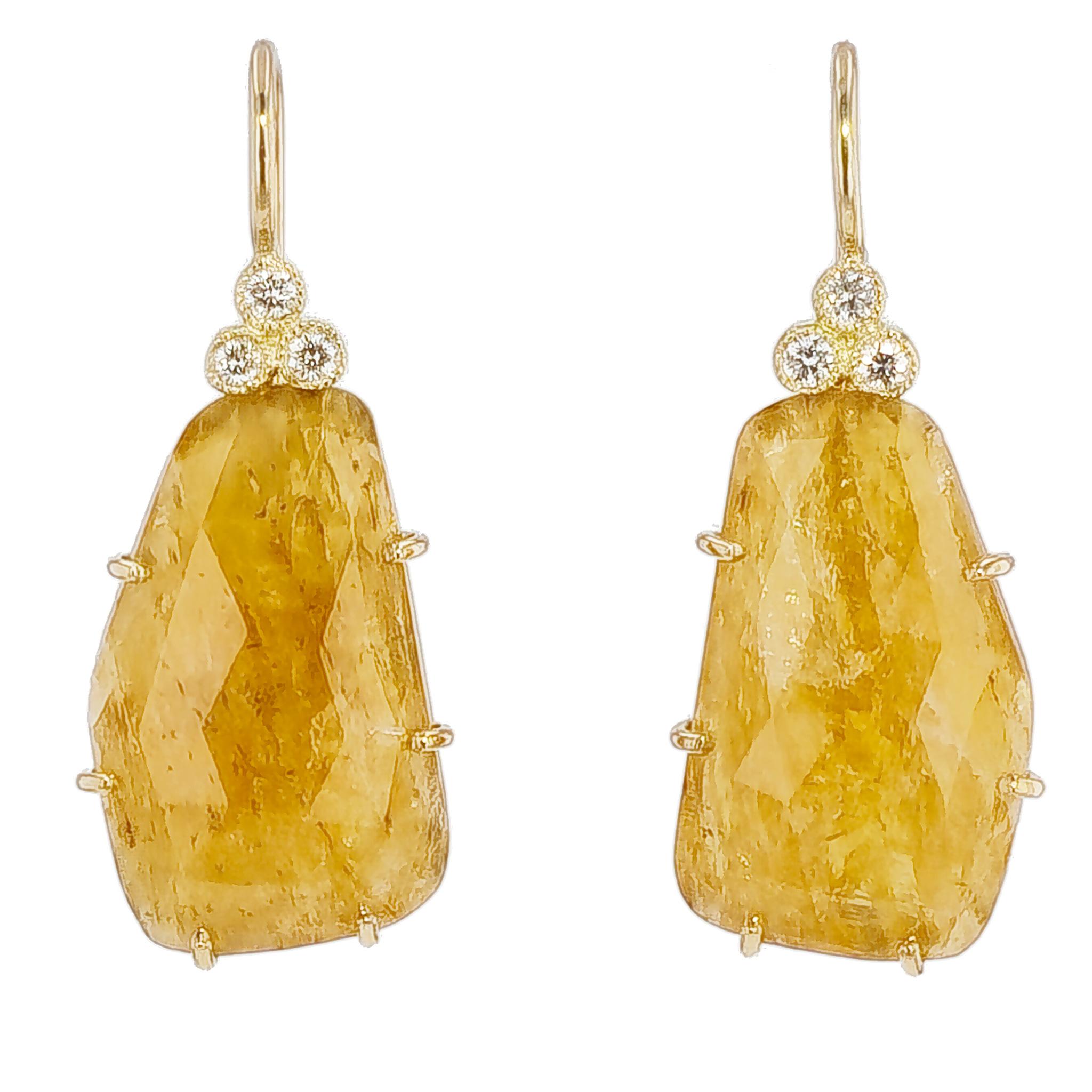 Taille coussin Boucles d'oreilles faites à la main en saphir jaune de 13,93 carats et diamant en tranches  en vente
