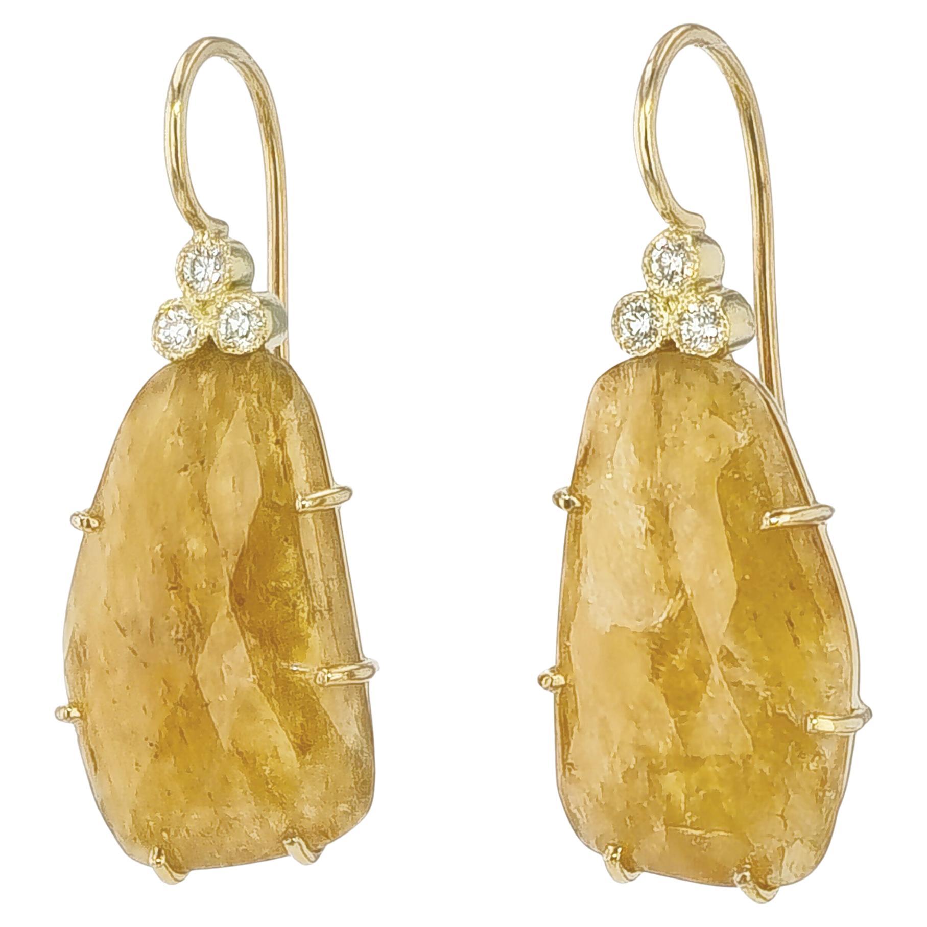 Boucles d'oreilles faites à la main en saphir jaune de 13,93 carats et diamant en tranches  en vente