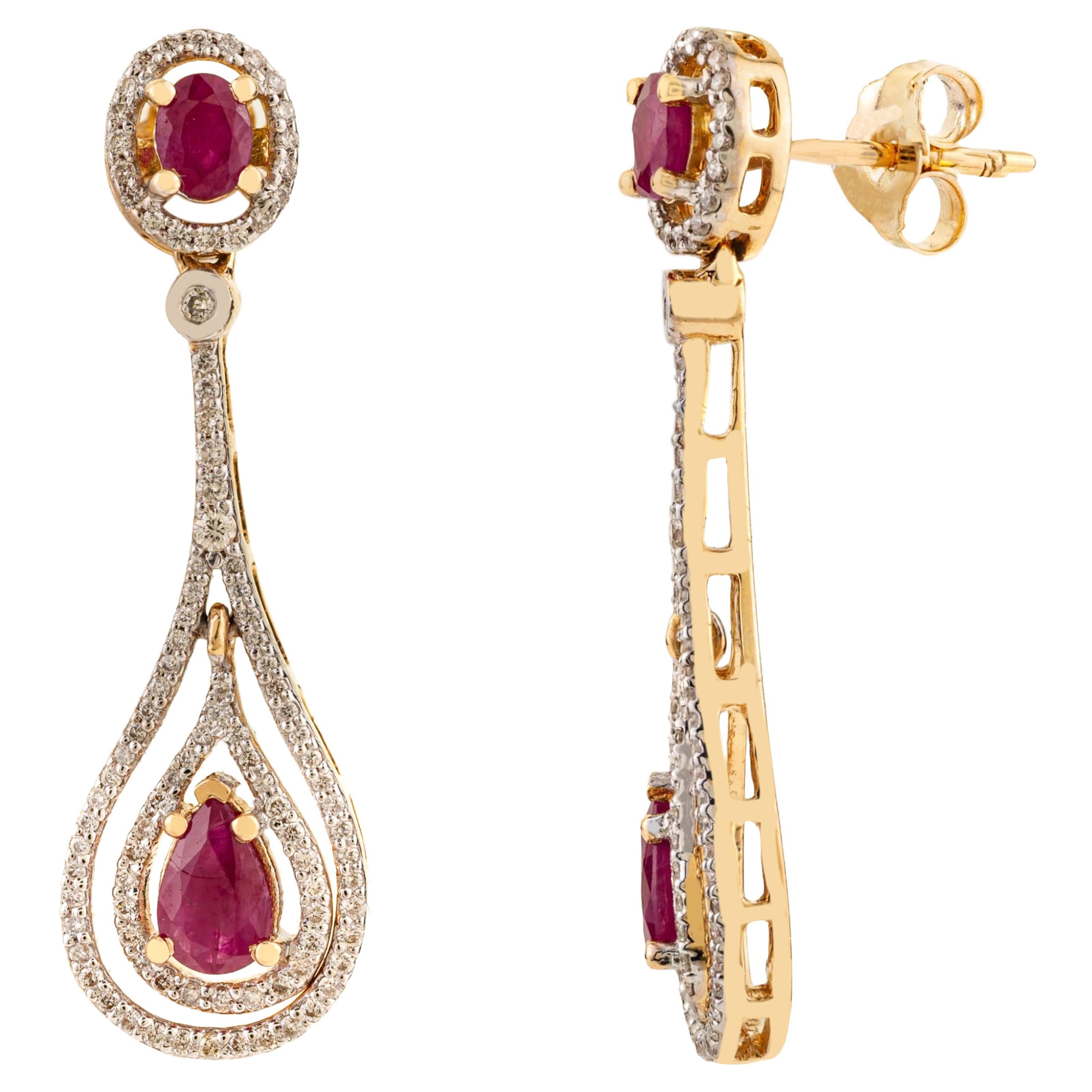 Boucles d
oreilles pendantes en or jaune 14k faites à la main avec 1,4 carats de rubis et de diamants en vente