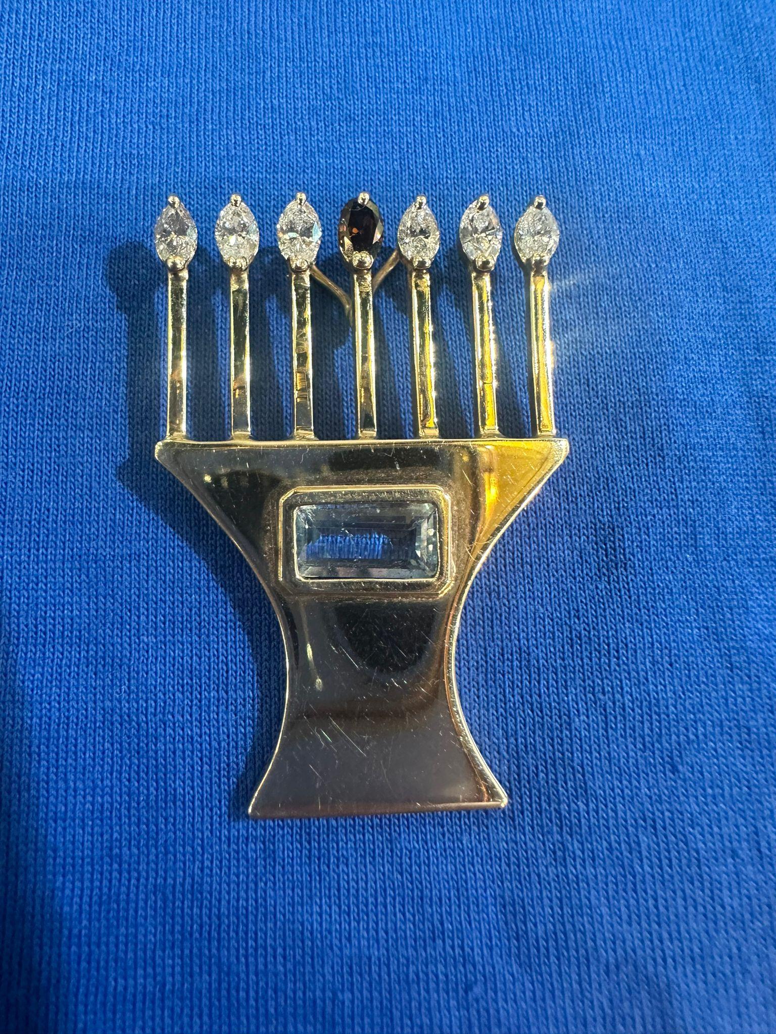 Dies ist eine atemberaubende handgefertigte israelische Brosche aus 14k Gold, mit einem Gewicht von 7,5 Gramm. Die Brosche weist ein einzigartiges, von der Menora inspiriertes Design auf, das mit natürlichen Diamanten verziert ist, von denen jeder