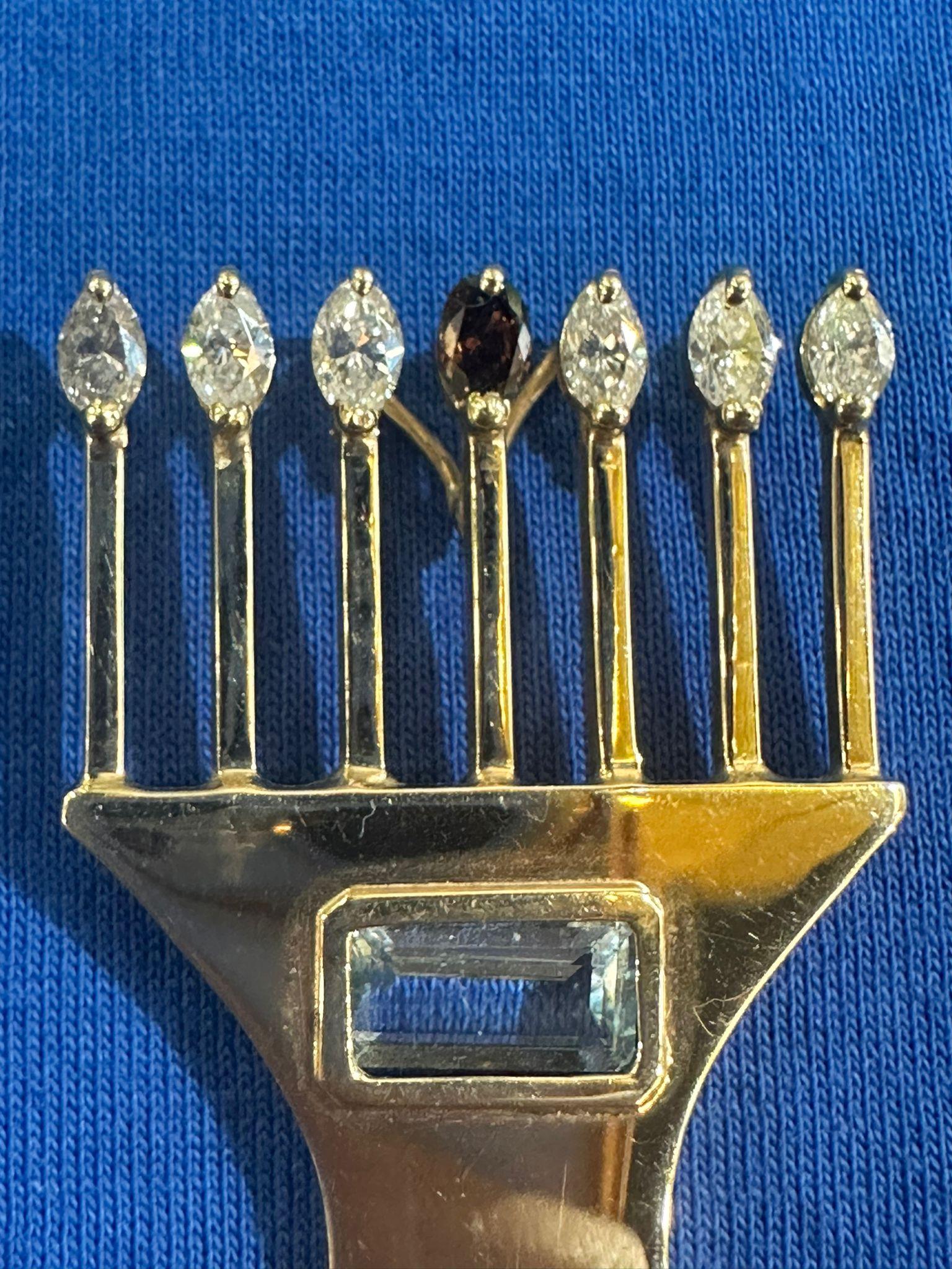 Handgefertigte Menorah-Brosche aus 14 Karat Gold mit natürlichen Diamanten und Aquamarin- 7,4 g Israel (Israelisch) im Angebot