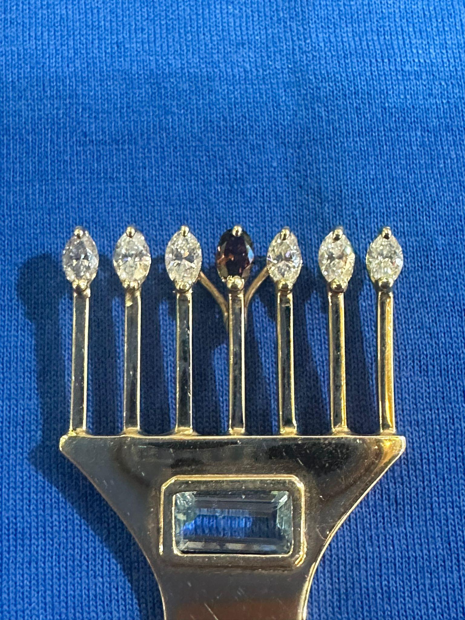 Handgefertigte Menorah-Brosche aus 14 Karat Gold mit natürlichen Diamanten und Aquamarin- 7,4 g Israel (20. Jahrhundert) im Angebot
