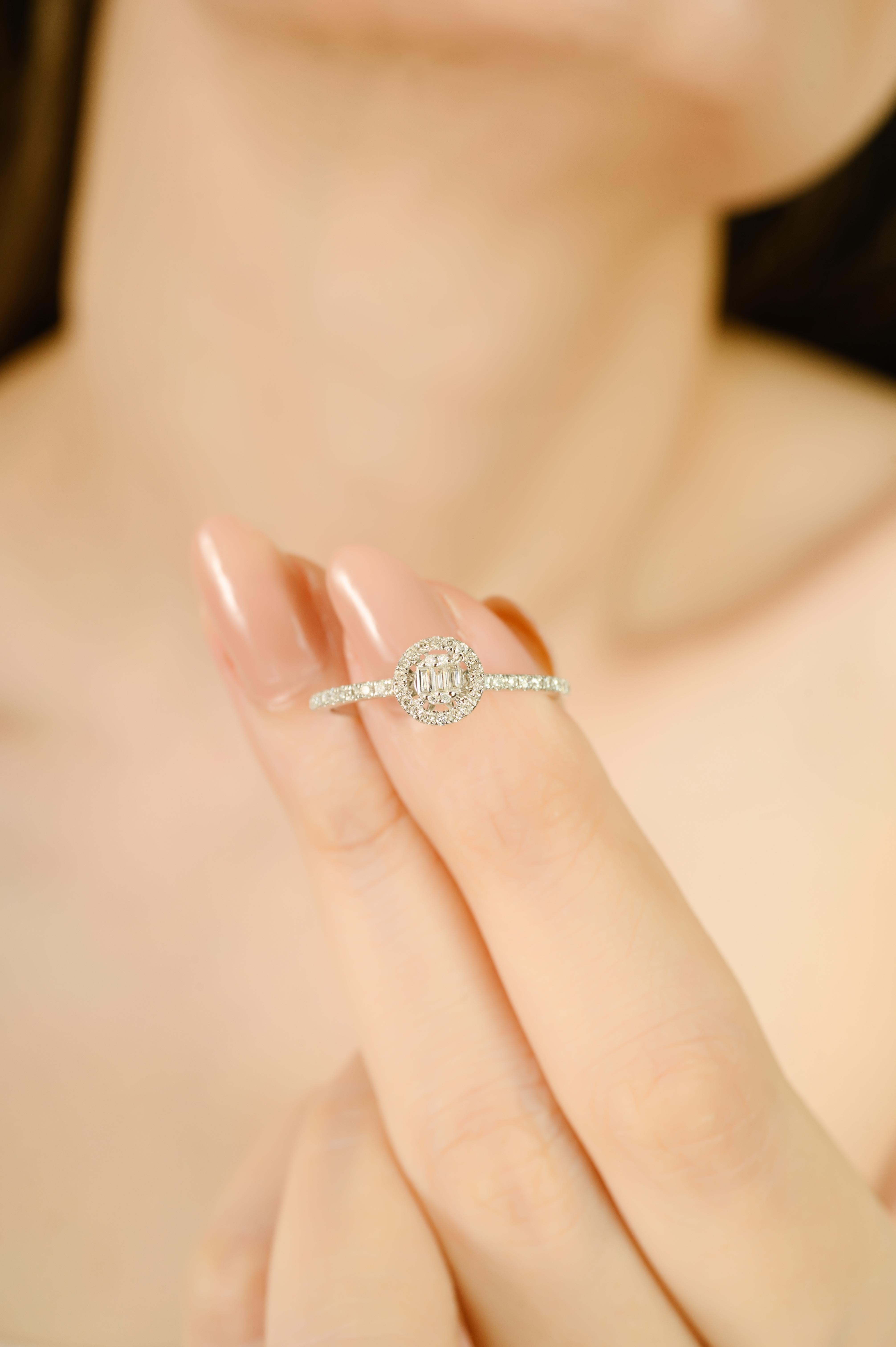 Im Angebot: Handgefertigter 14K Weißgold Baguette & runder Diamant Halo Verlobungsring für Frauen () 2