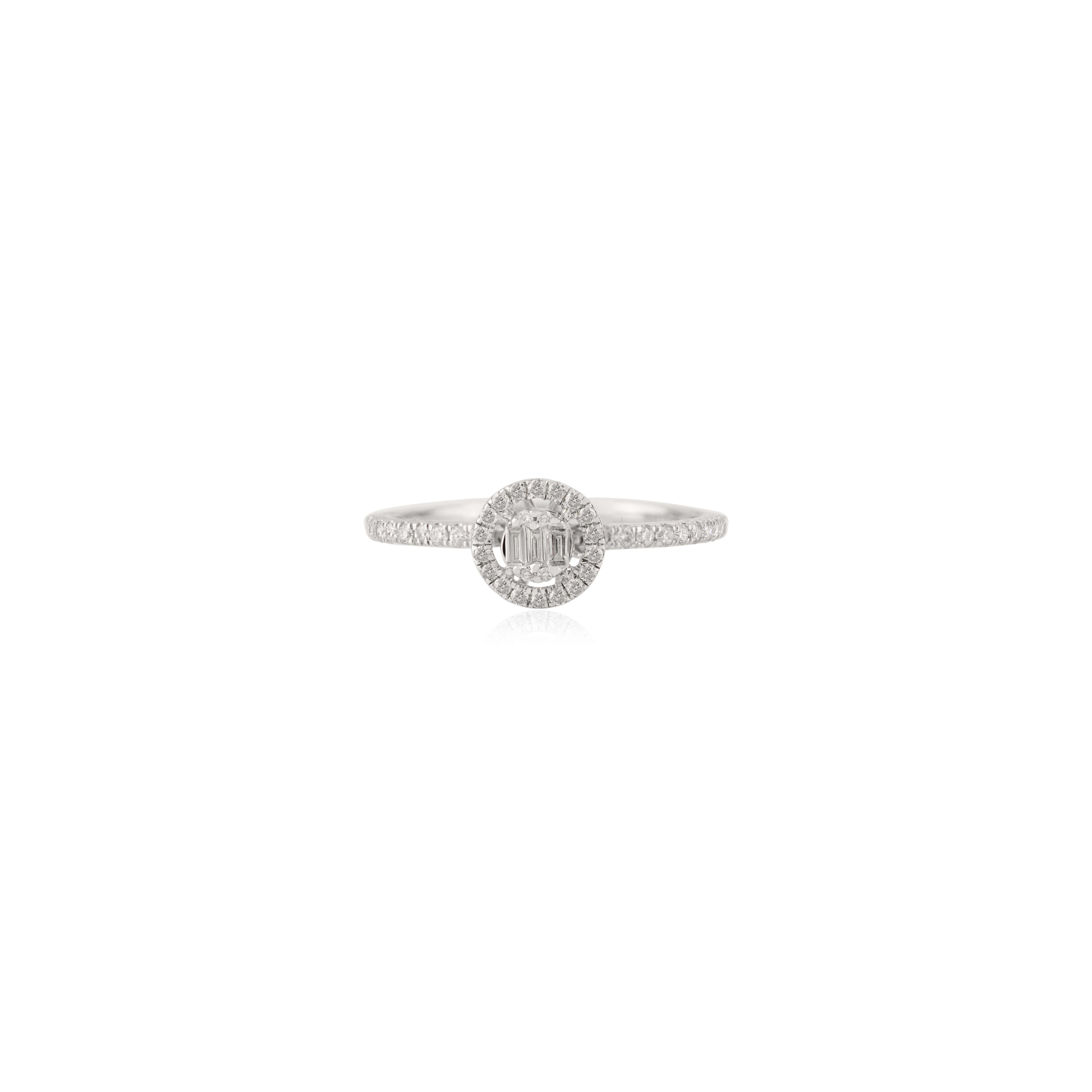 Im Angebot: Handgefertigter 14K Weißgold Baguette & runder Diamant Halo Verlobungsring für Frauen () 3
