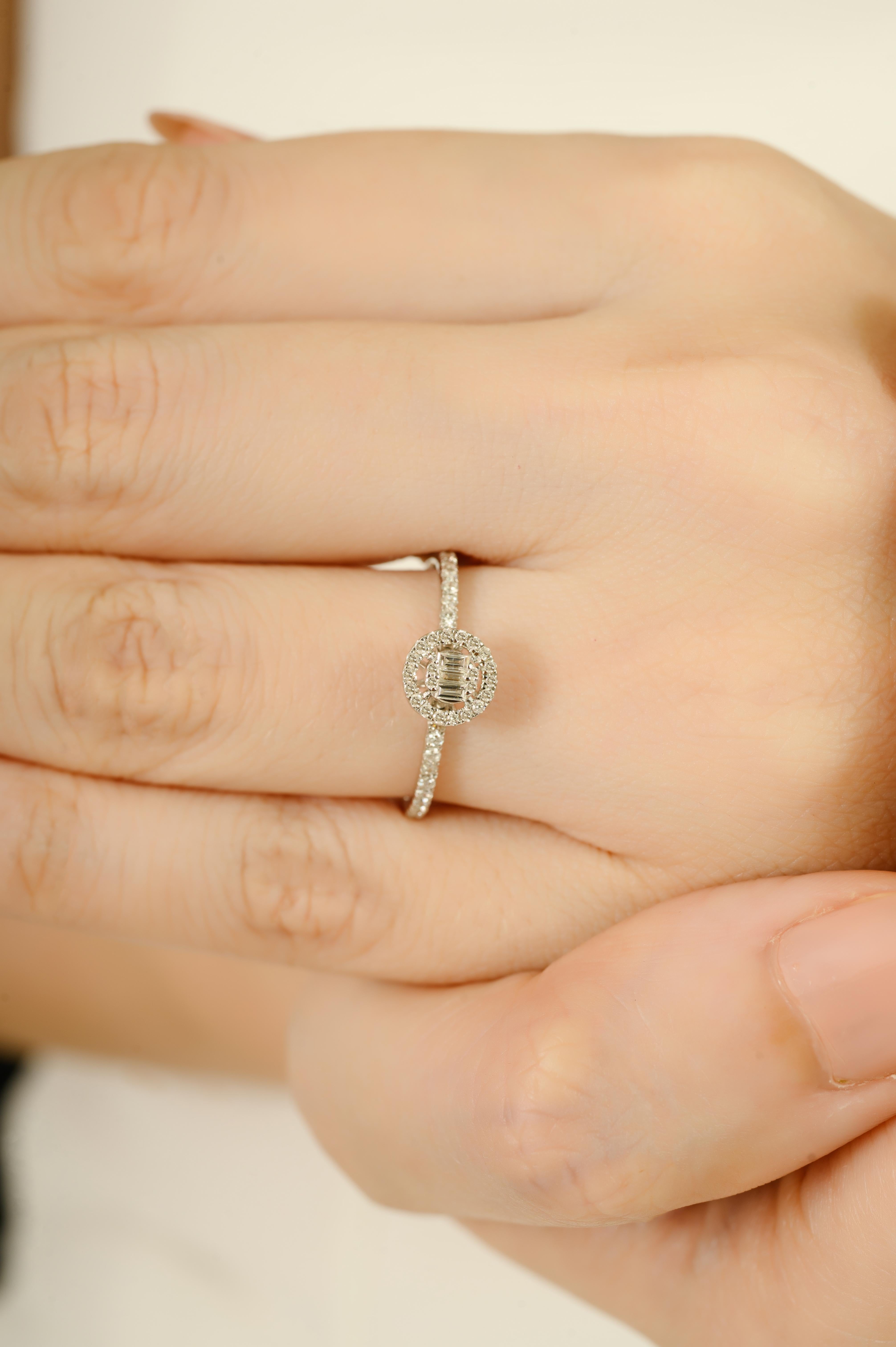 Im Angebot: Handgefertigter 14K Weißgold Baguette & runder Diamant Halo Verlobungsring für Frauen () 4