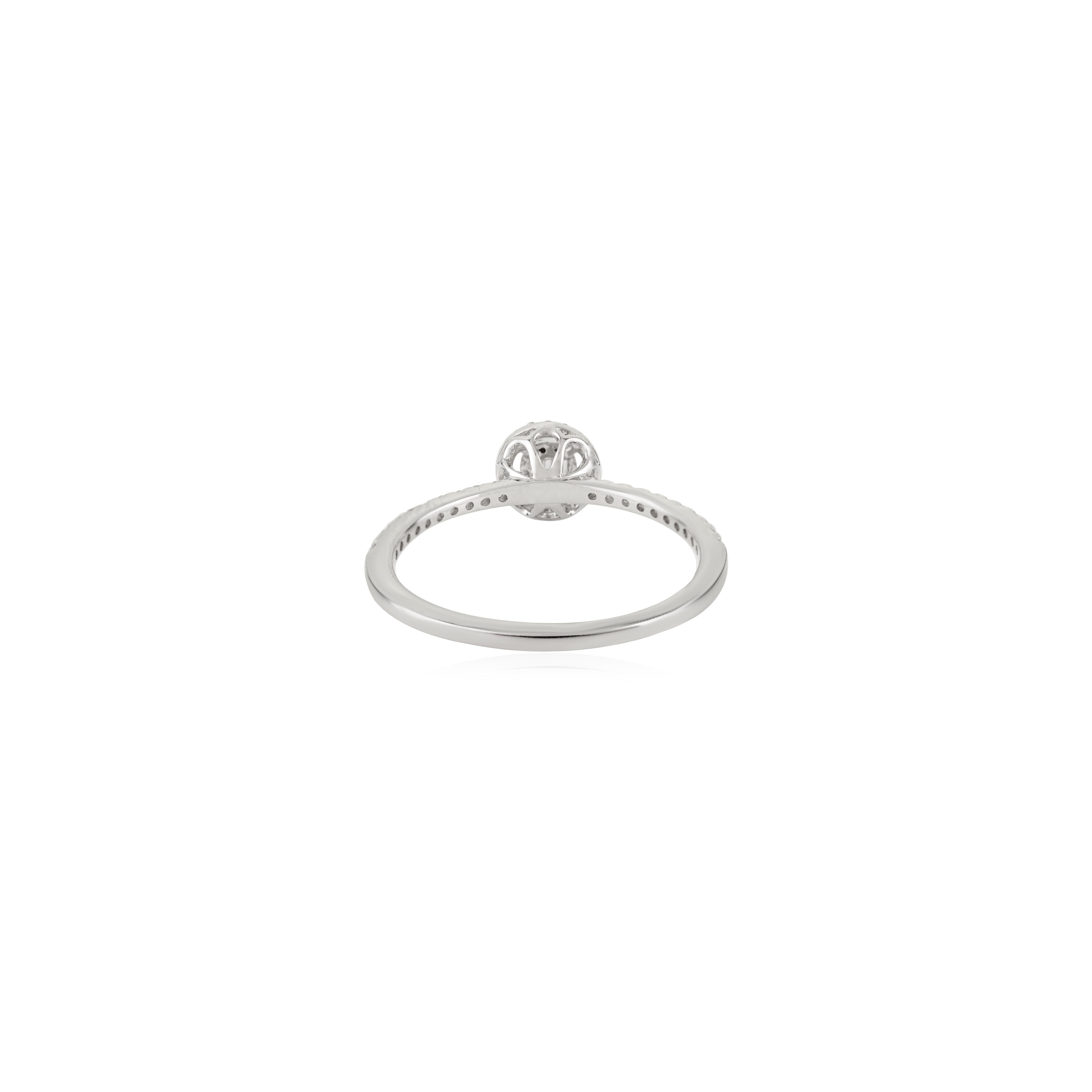 Im Angebot: Handgefertigter 14K Weißgold Baguette & runder Diamant Halo Verlobungsring für Frauen () 5