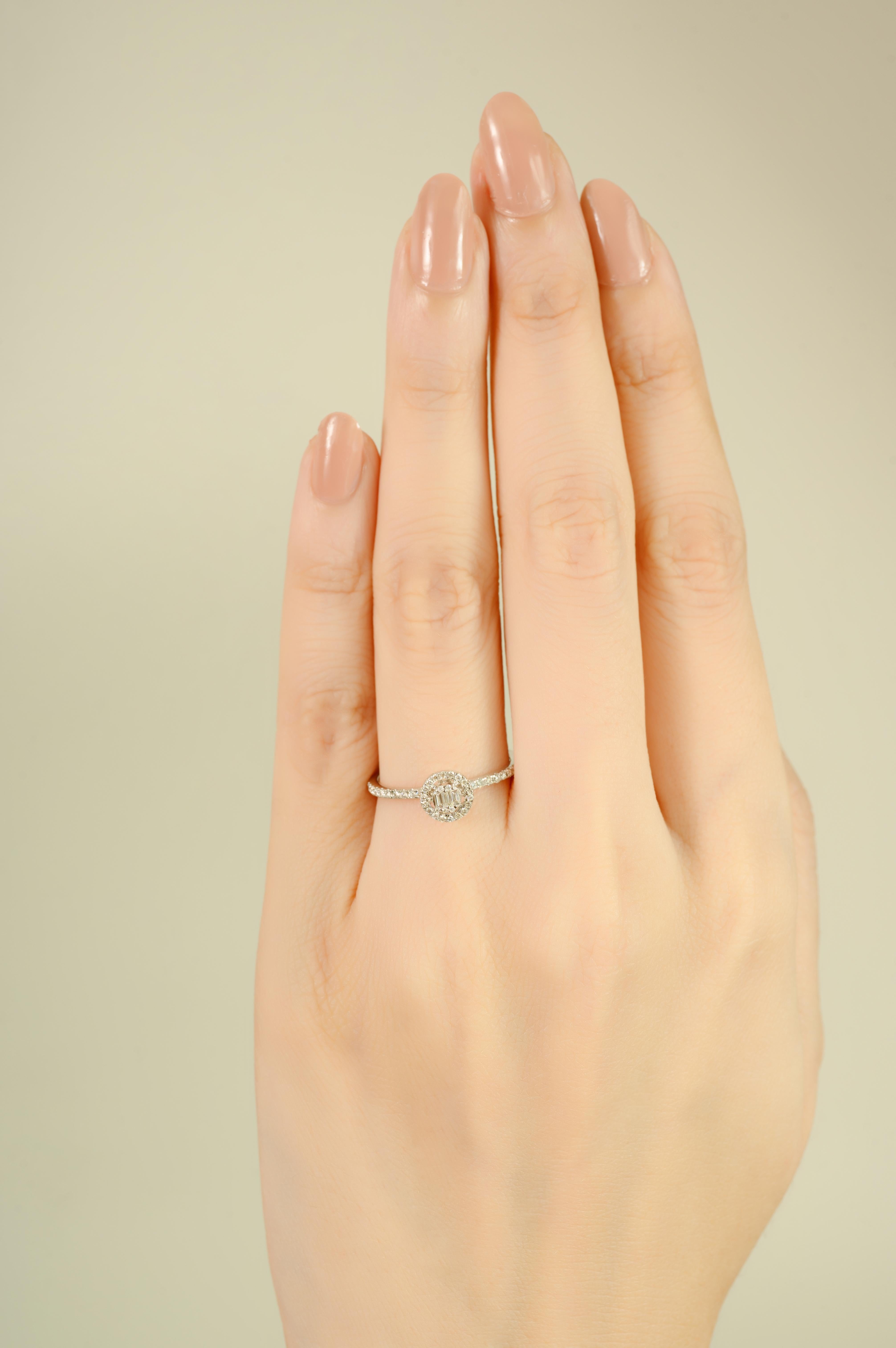 Im Angebot: Handgefertigter 14K Weißgold Baguette & runder Diamant Halo Verlobungsring für Frauen () 6