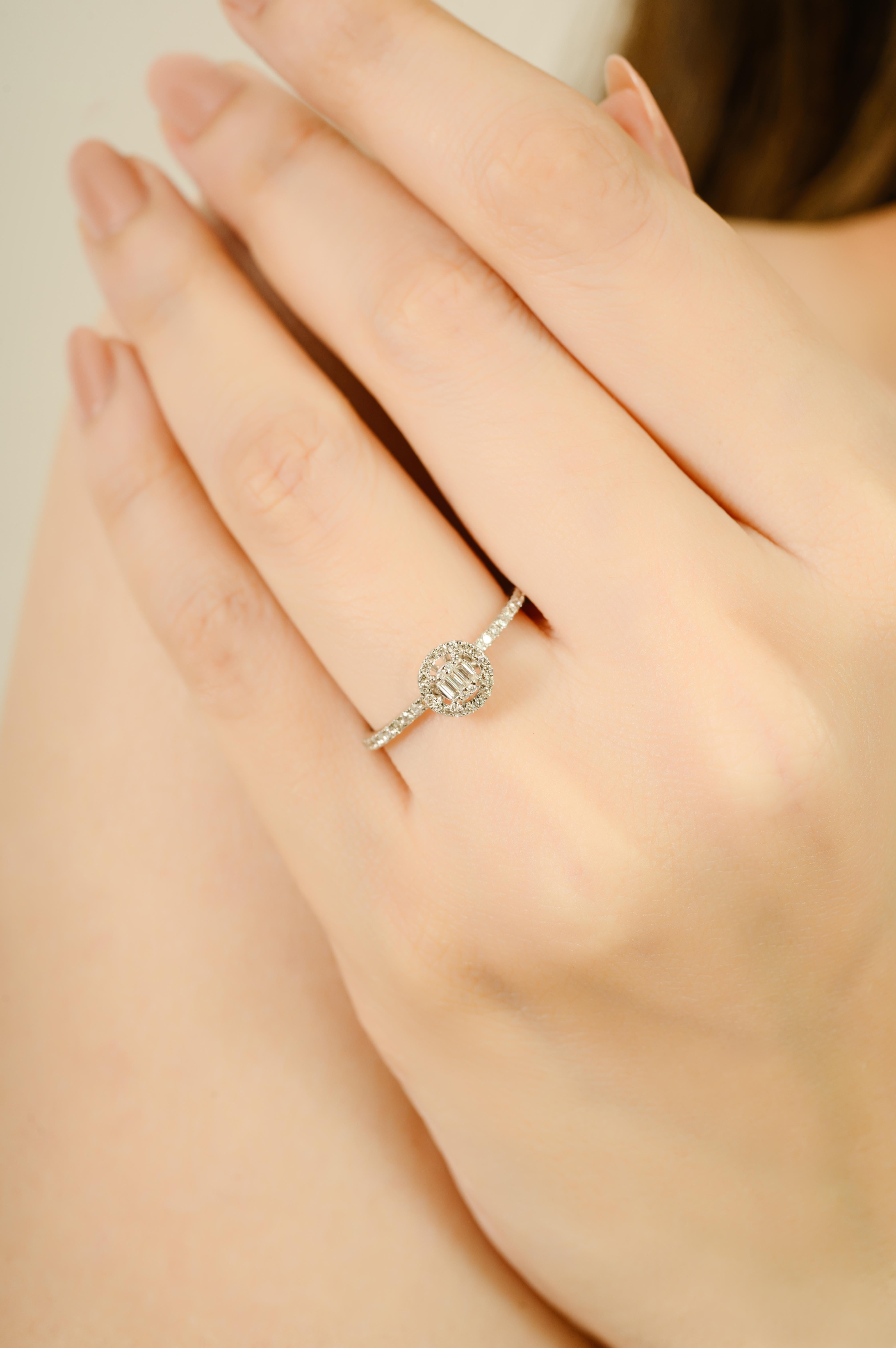 Im Angebot: Handgefertigter 14K Weißgold Baguette & runder Diamant Halo Verlobungsring für Frauen () 8