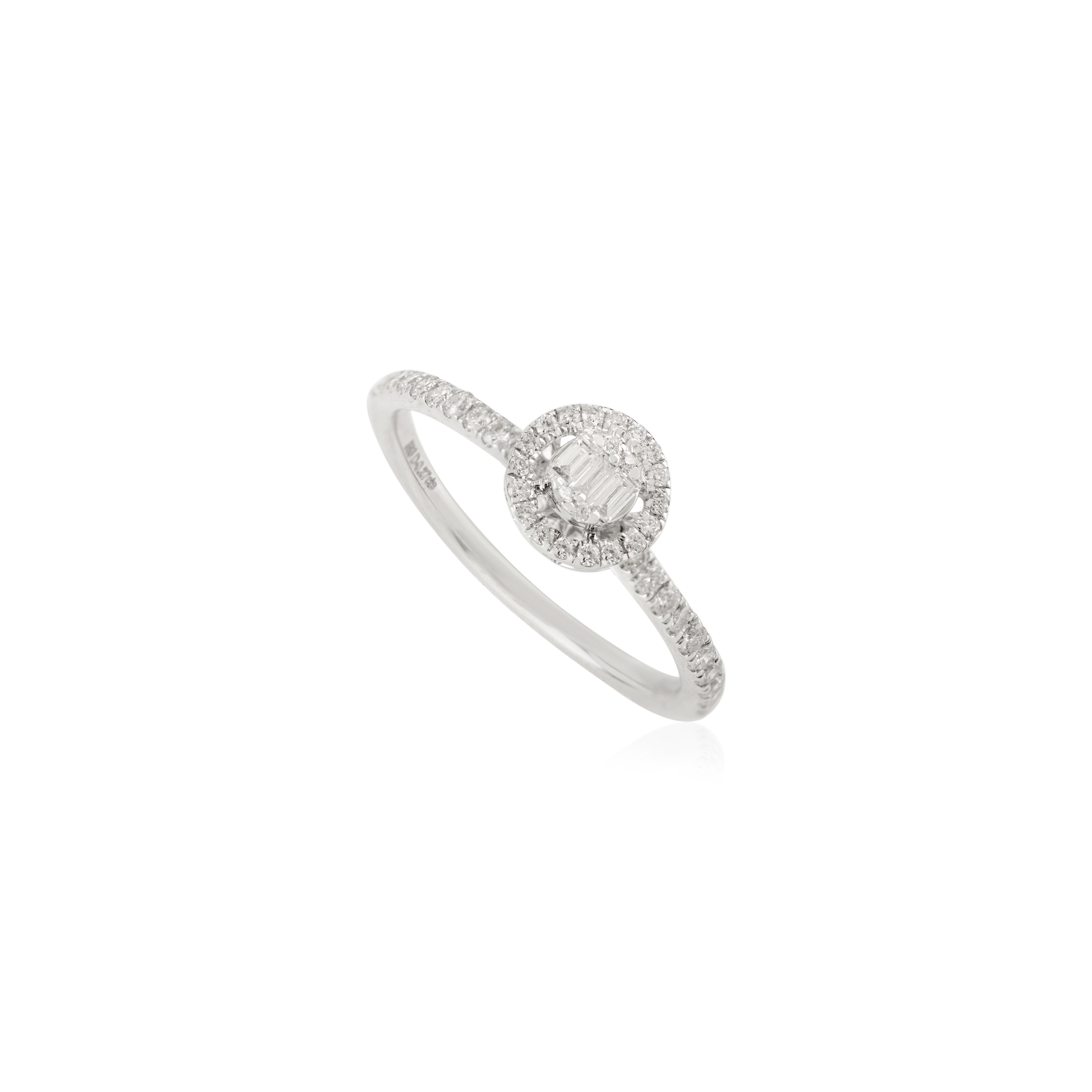 Im Angebot: Handgefertigter 14K Weißgold Baguette & runder Diamant Halo Verlobungsring für Frauen () 9
