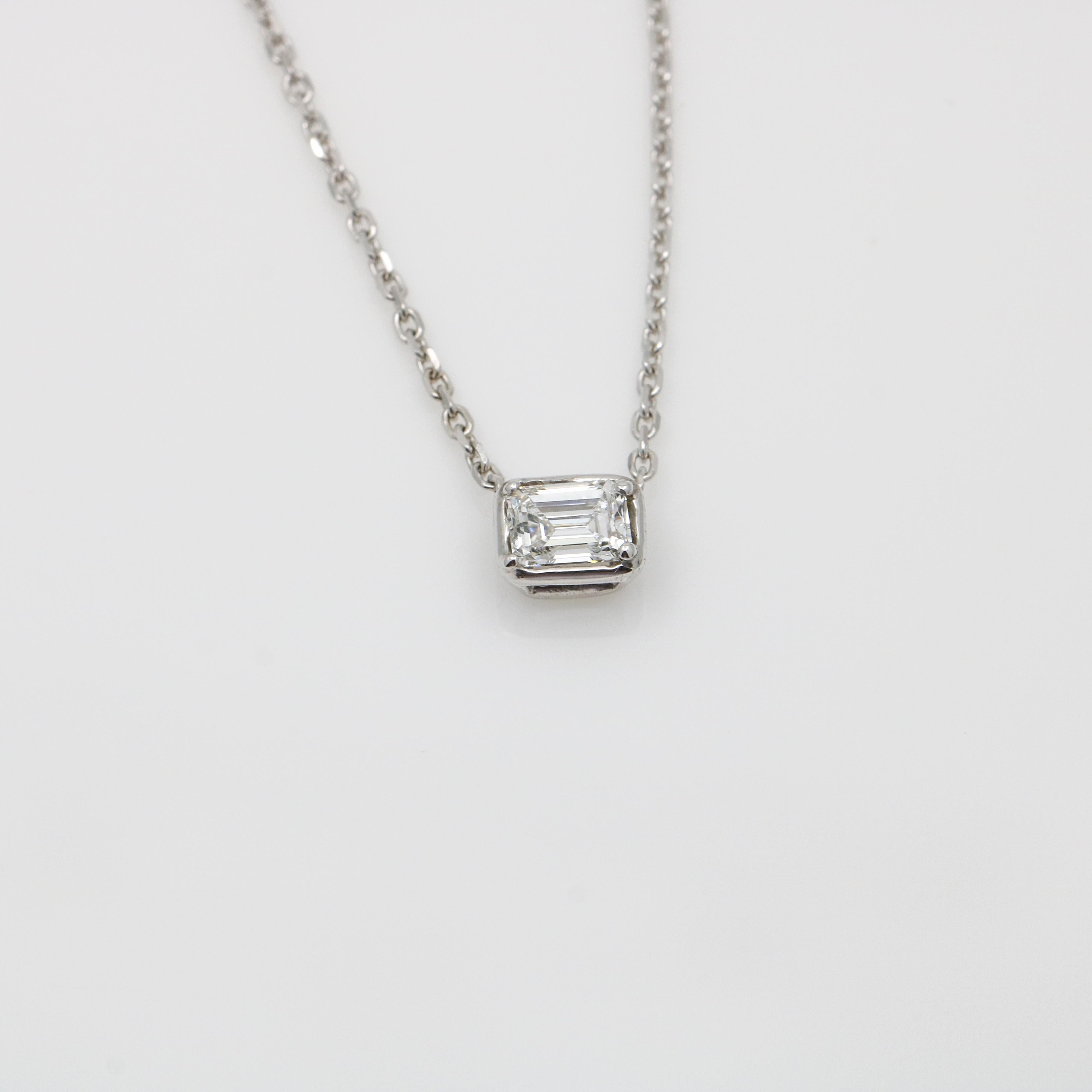 Handgefertigte 14k Weißgold Solitär-Halskette mit Diamanten im Smaragdschliff (Zeitgenössisch) im Angebot