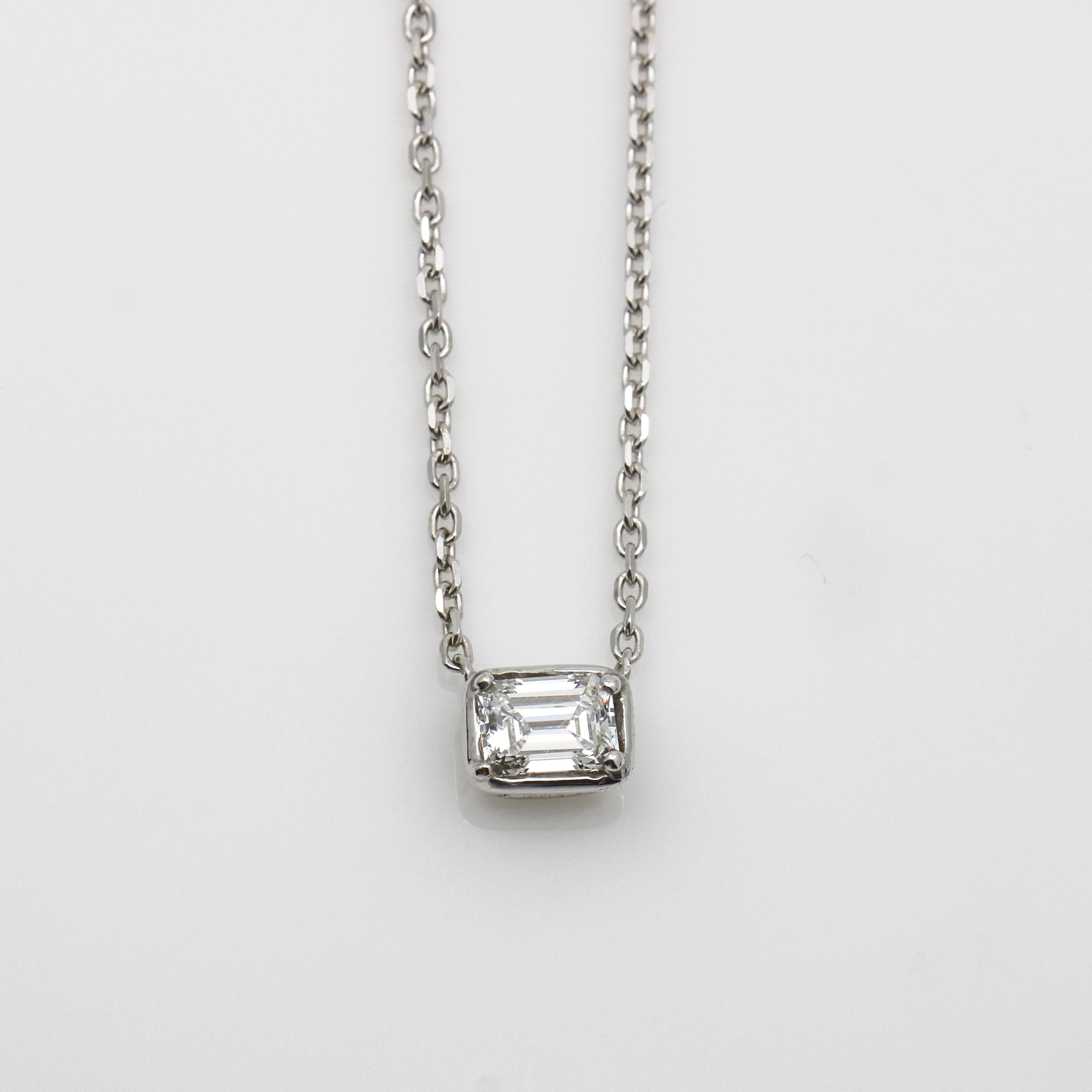 Handgefertigte 14k Weißgold Solitär-Halskette mit Diamanten im Smaragdschliff im Zustand „Neu“ im Angebot in Boca Raton, FL