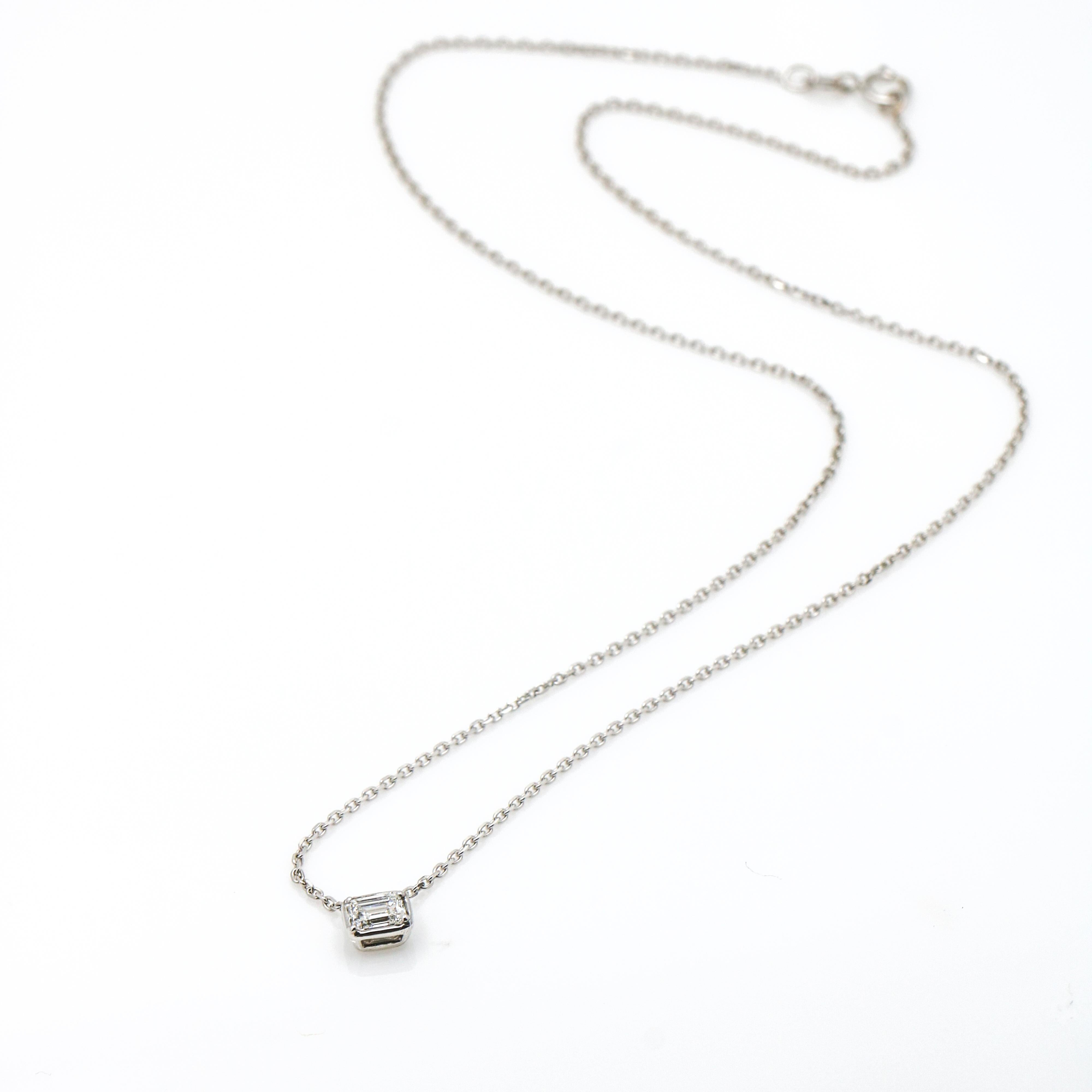 Handgefertigte 14k Weißgold Solitär-Halskette mit Diamanten im Smaragdschliff Damen im Angebot