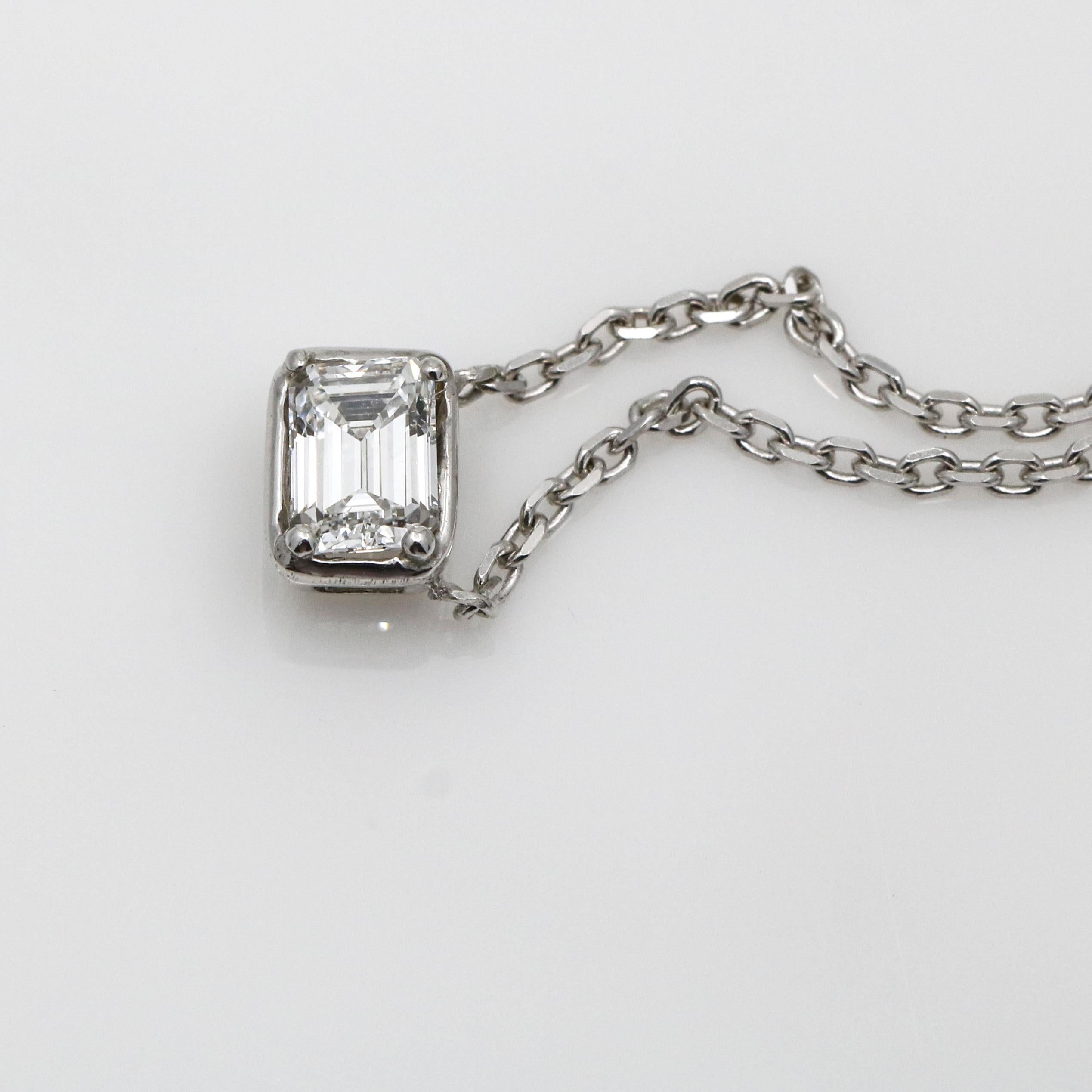 Handgefertigte 14k Weißgold Solitär-Halskette mit Diamanten im Smaragdschliff im Angebot 2