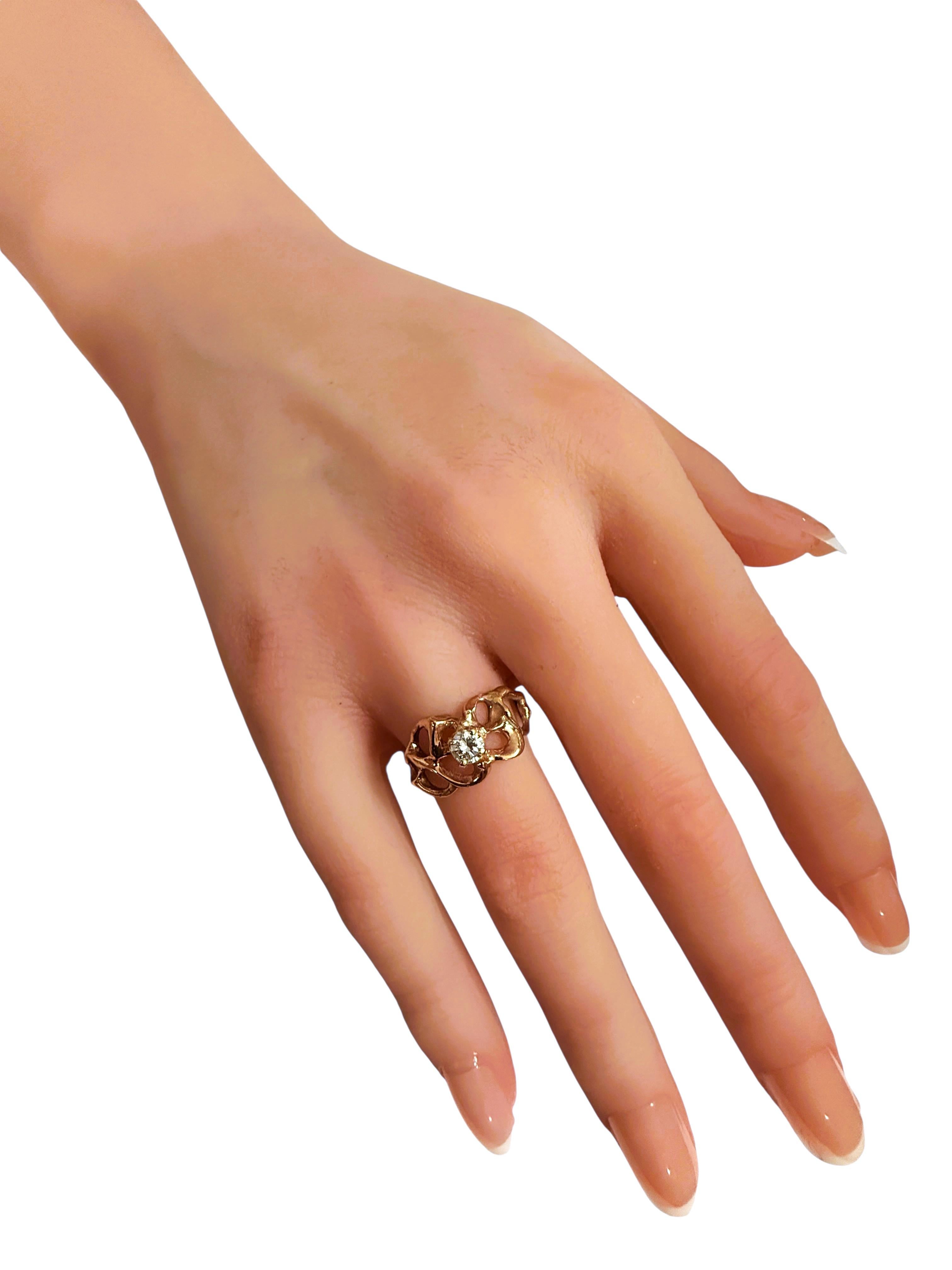 Quelle bague magnifique et unique !  La bague est fabriquée à la main, ce qui en fait un objet unique.  Il s'agit d'une taille 7.  J'adore son design asymétrique.   Il est estampillé 