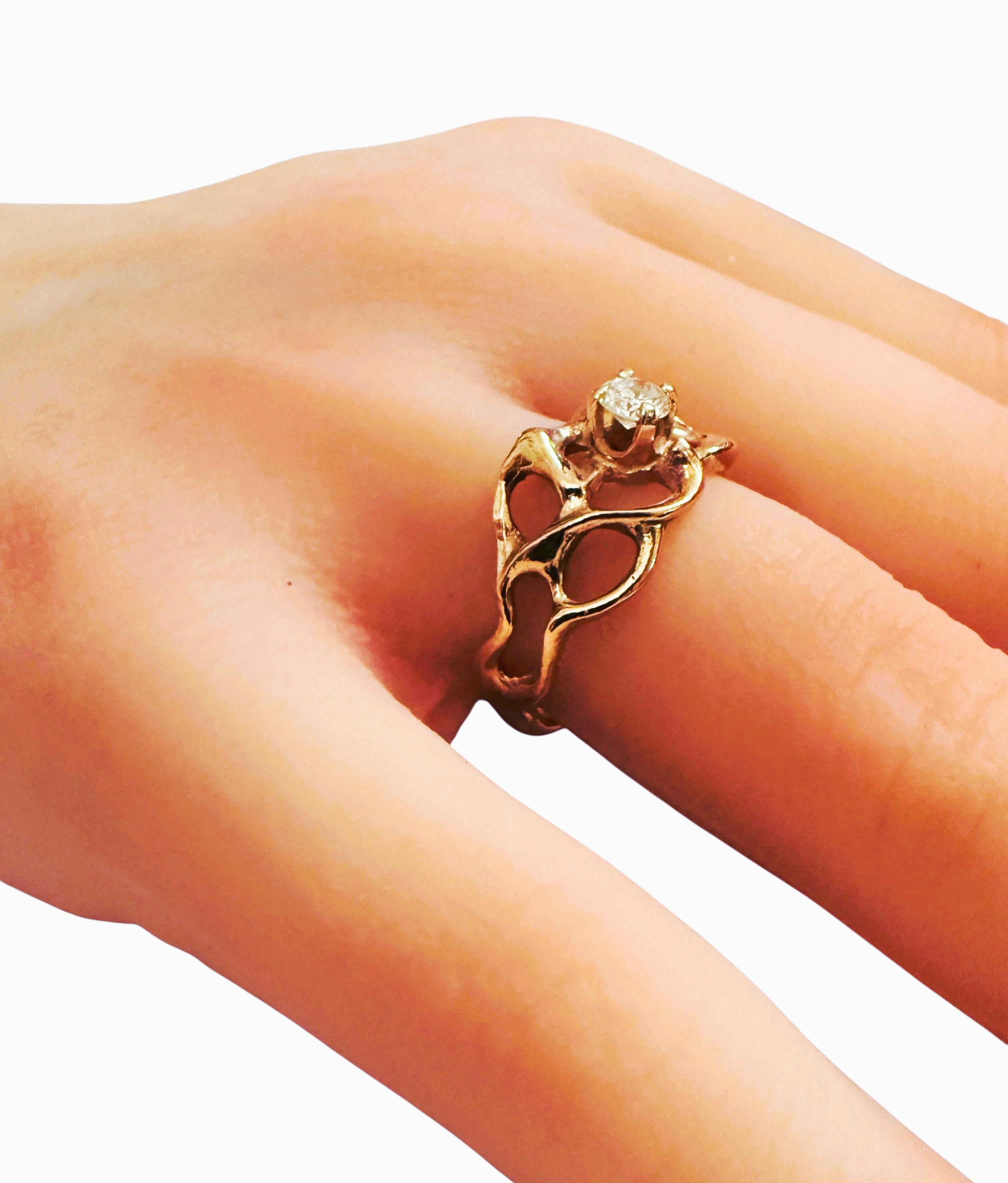 Moderniste Bague moderniste brutale en or jaune 14k fait à la main avec un diamant de 0,25 carat en vente