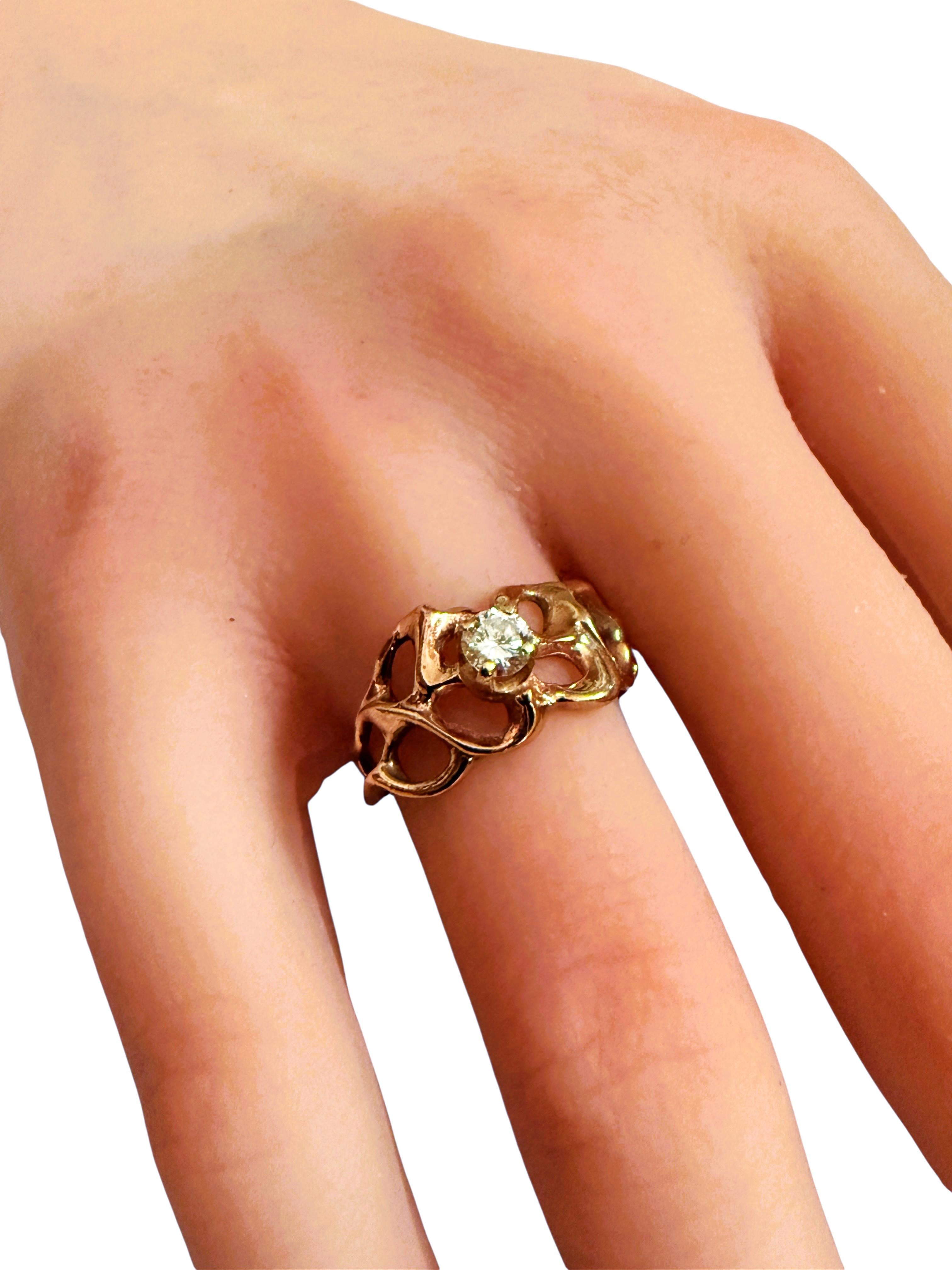 Taille brillant Bague moderniste brutale en or jaune 14k fait à la main avec un diamant de 0,25 carat en vente