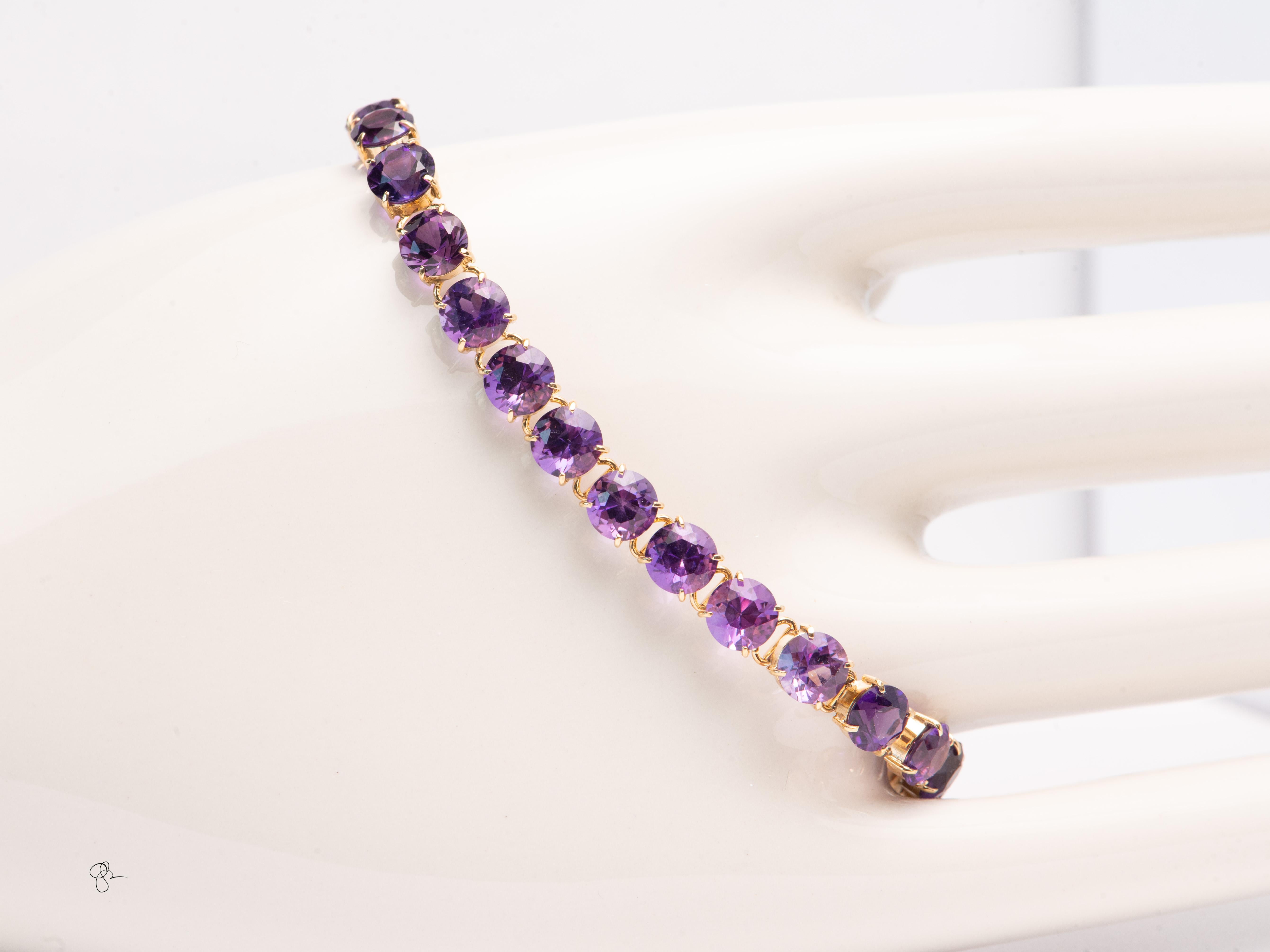 Dieses raffinierte Armband aus 14-karätigem Gelbgold zeigt eine lebendige Reihe von zweiundzwanzig runden Amethysten, von denen jeder etwa 5,8 mm misst und ein durchgehendes Band von satter lila Farbe bildet. Mit einem Gewicht von 10,3 Gramm liegt