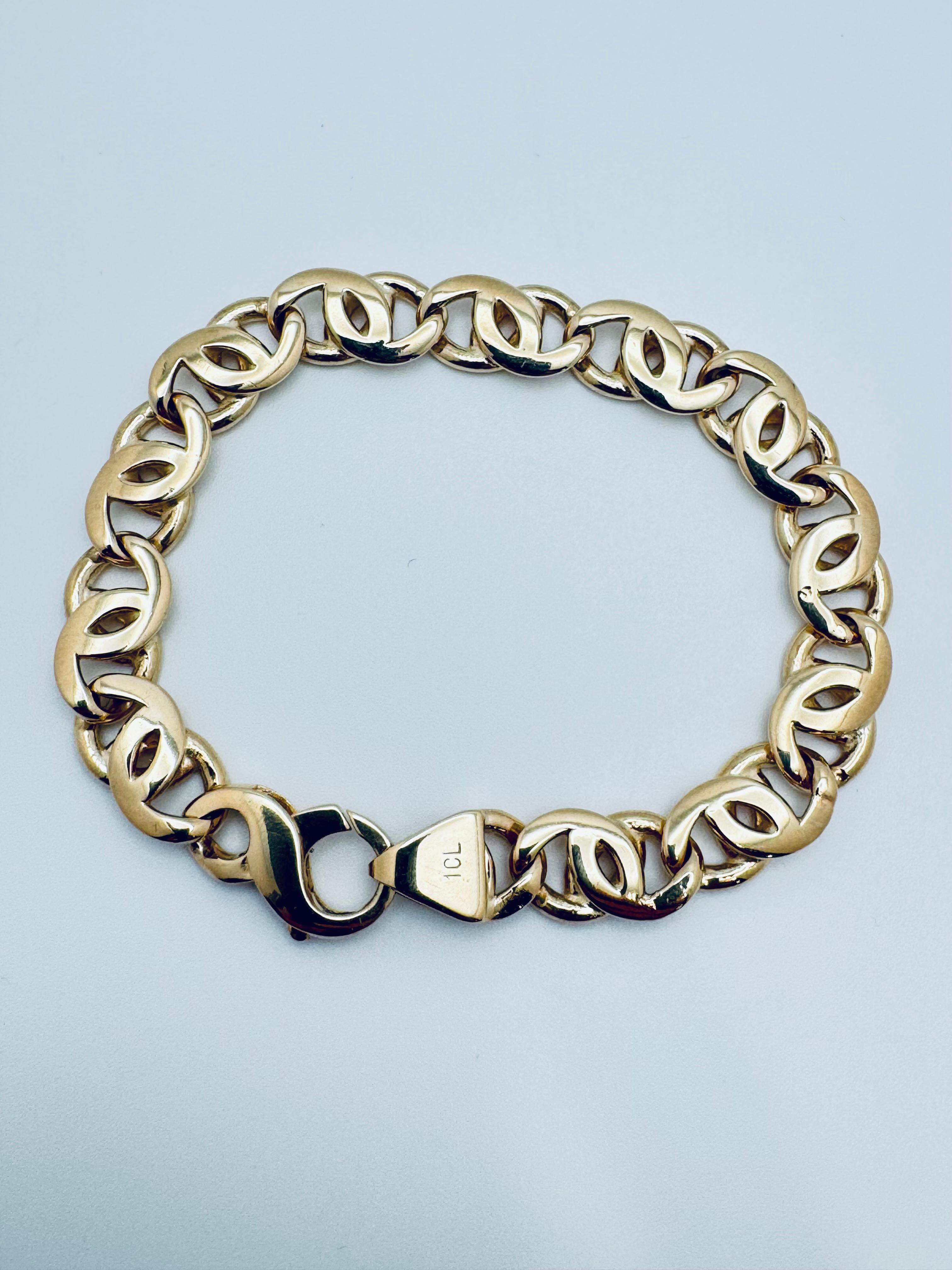 Ce bracelet en chaîne exquis est fabriqué à la main en or jaune massif 14 carats, témoignant d'un savoir-faire exceptionnel et d'un style intemporel. Mesurant 9 pouces de long, elle offre une présence substantielle et luxueuse au poignet. La riche