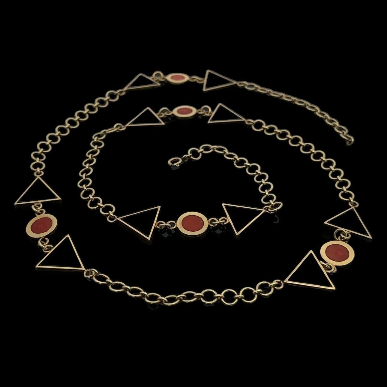 --Pietre: --
(10) Onice nero naturale autentico - taglio triangolare - set intarsiato - colore nero - 13,5x14,6 mm ciascuno (circa)
(5) Coralli genuini Nature - Taglio a disco rotondo - Set intarsiato - Colore arancione - 8,2 mm ciascuno