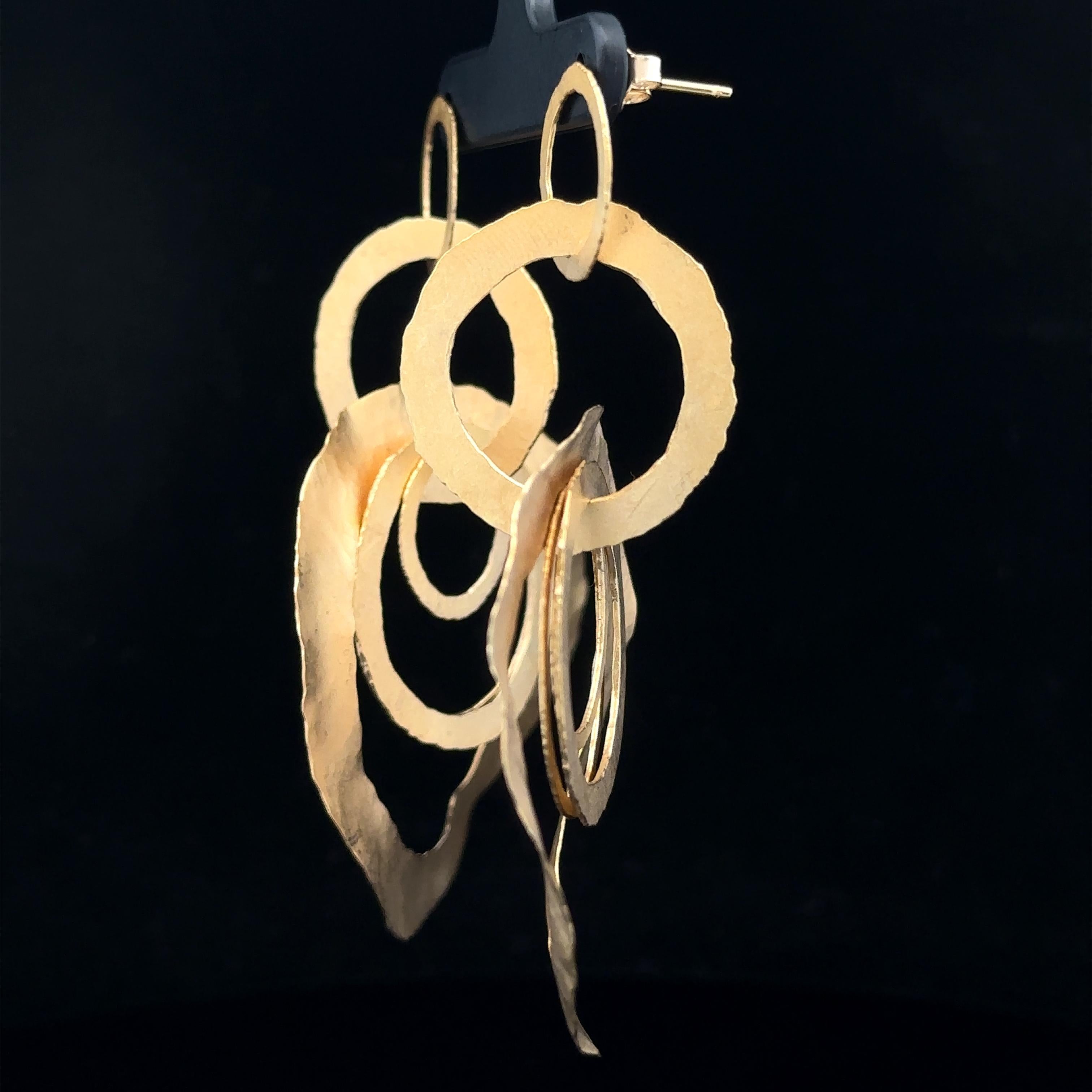 Handgefertigte 14k Gelbgold gehämmert Finish lange ineinander greifende Ringe baumeln Ohrringe im Angebot 6
