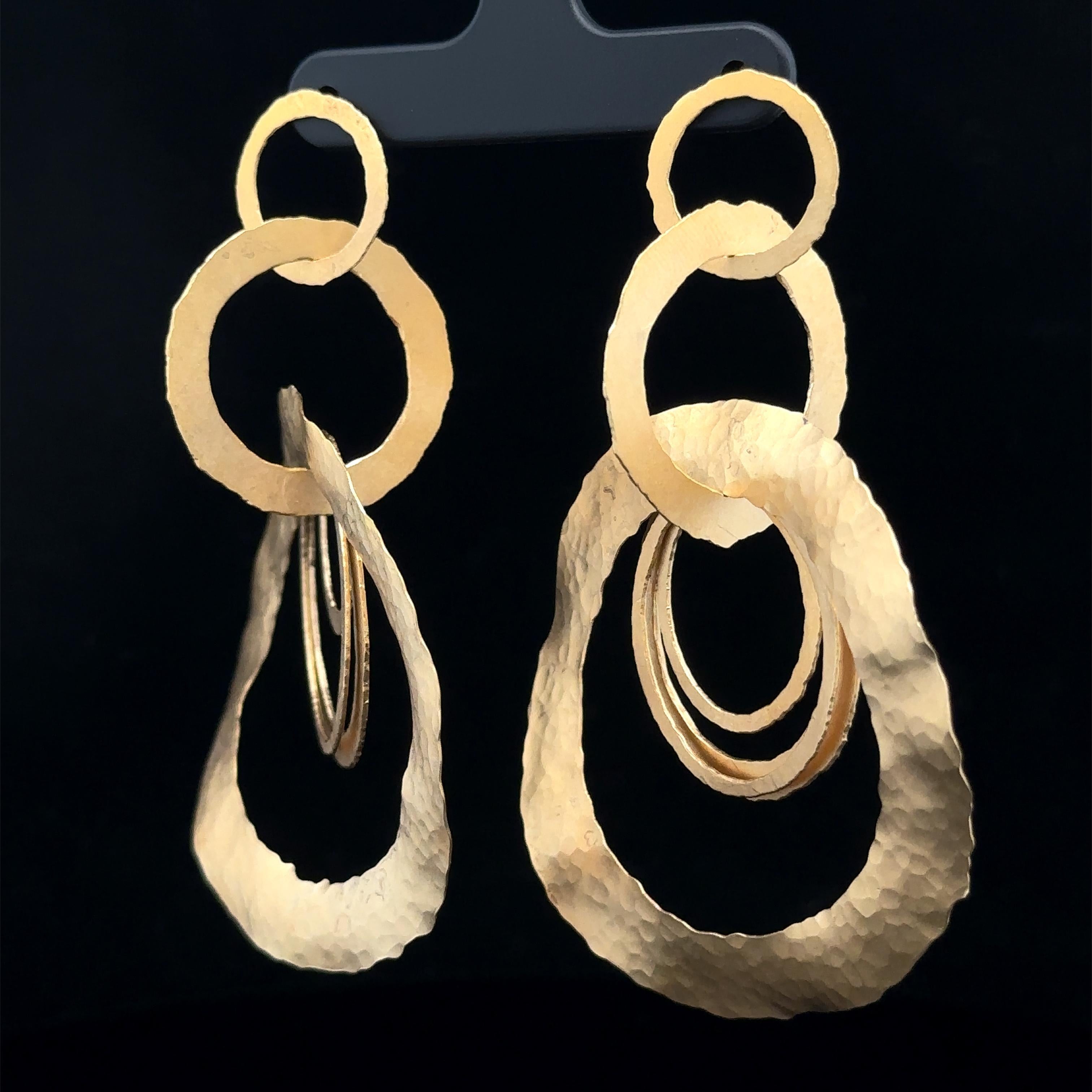 Handgefertigte 14k Gelbgold gehämmert Finish lange ineinander greifende Ringe baumeln Ohrringe im Angebot 7