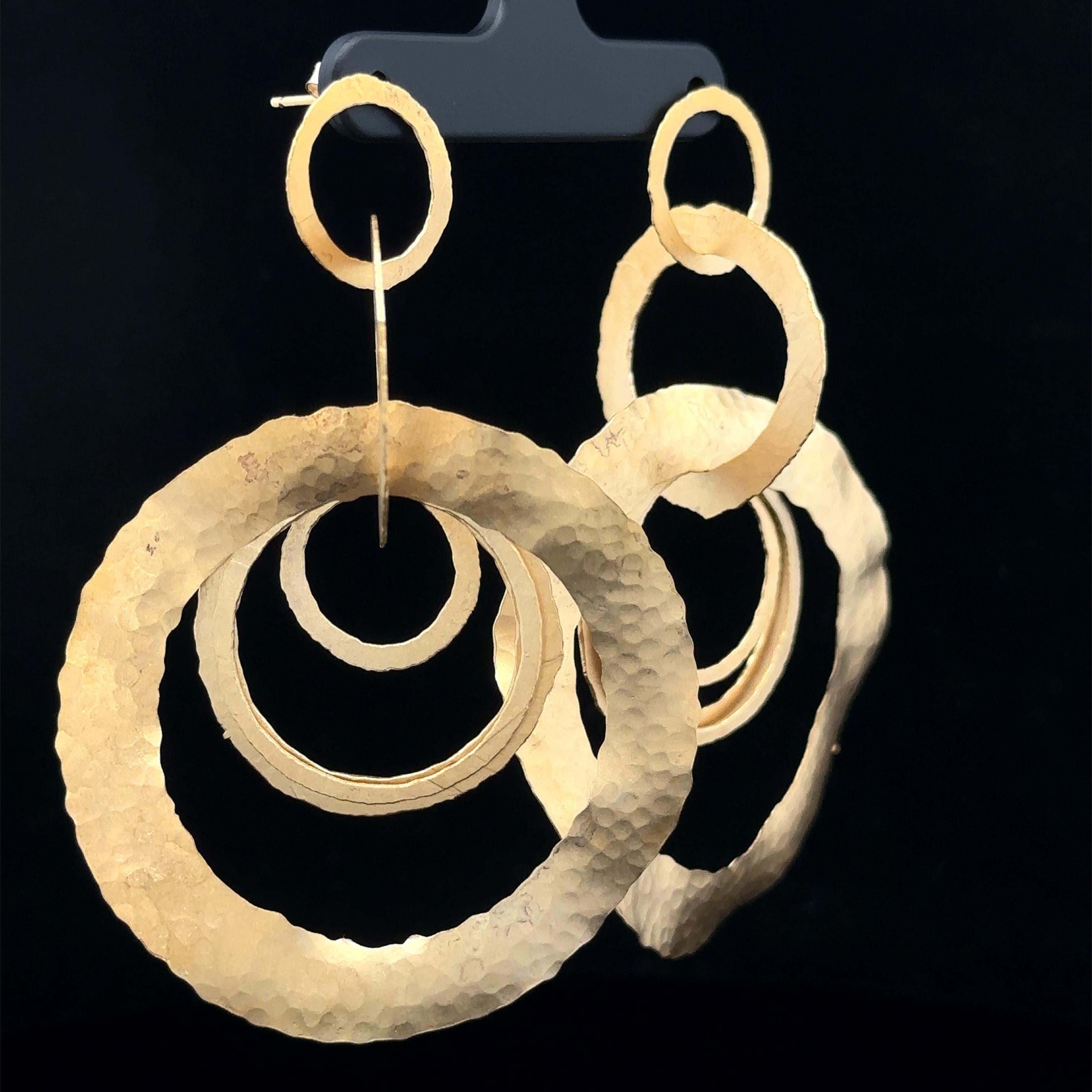 Handgefertigte 14k Gelbgold gehämmert Finish lange ineinander greifende Ringe baumeln Ohrringe im Angebot 8