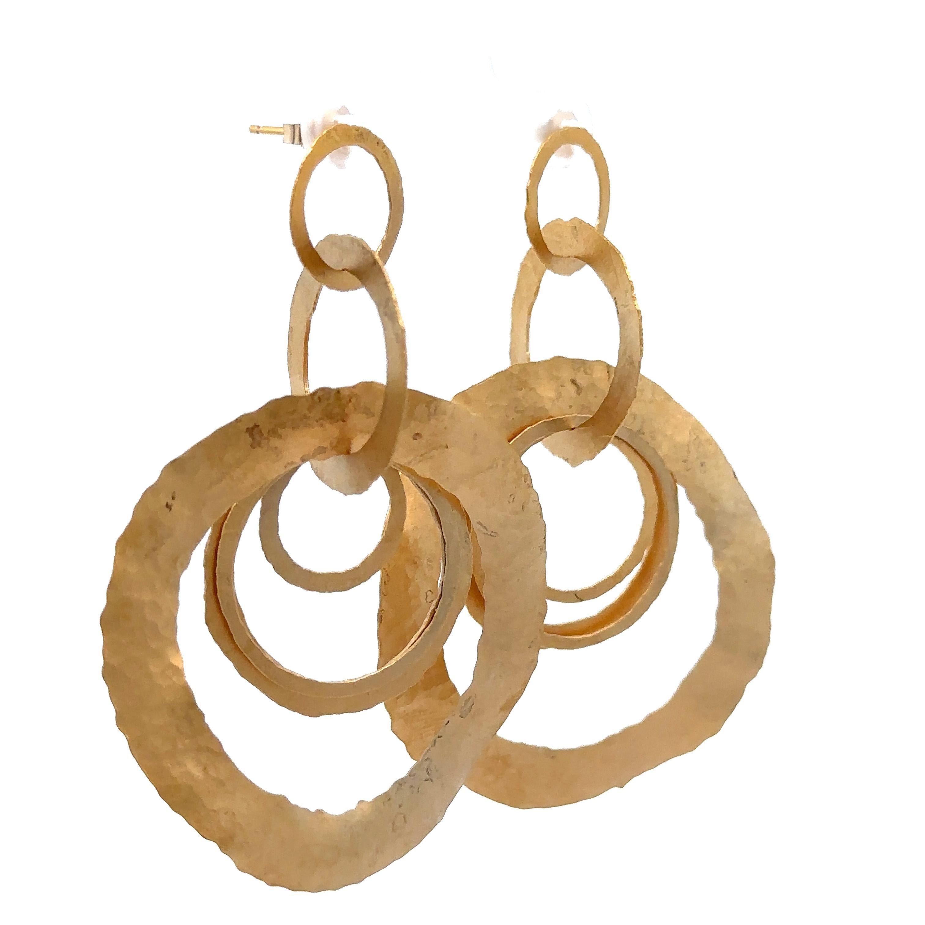 Handgefertigte 14k Gelbgold gehämmert Finish lange ineinander greifende Ringe baumeln Ohrringe im Zustand „Hervorragend“ im Angebot in Montclair, NJ