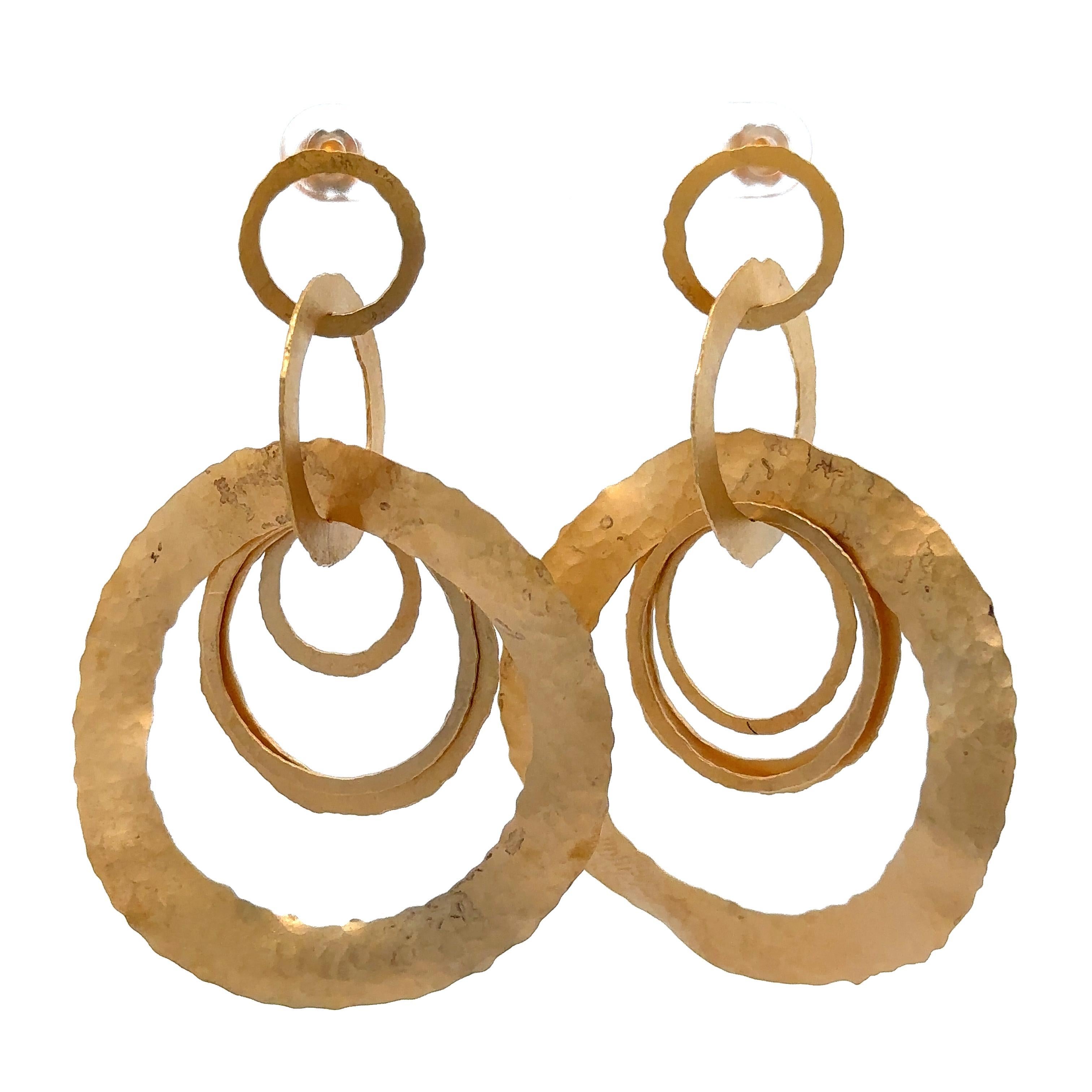 Handgefertigte 14k Gelbgold gehämmert Finish lange ineinander greifende Ringe baumeln Ohrringe Damen im Angebot