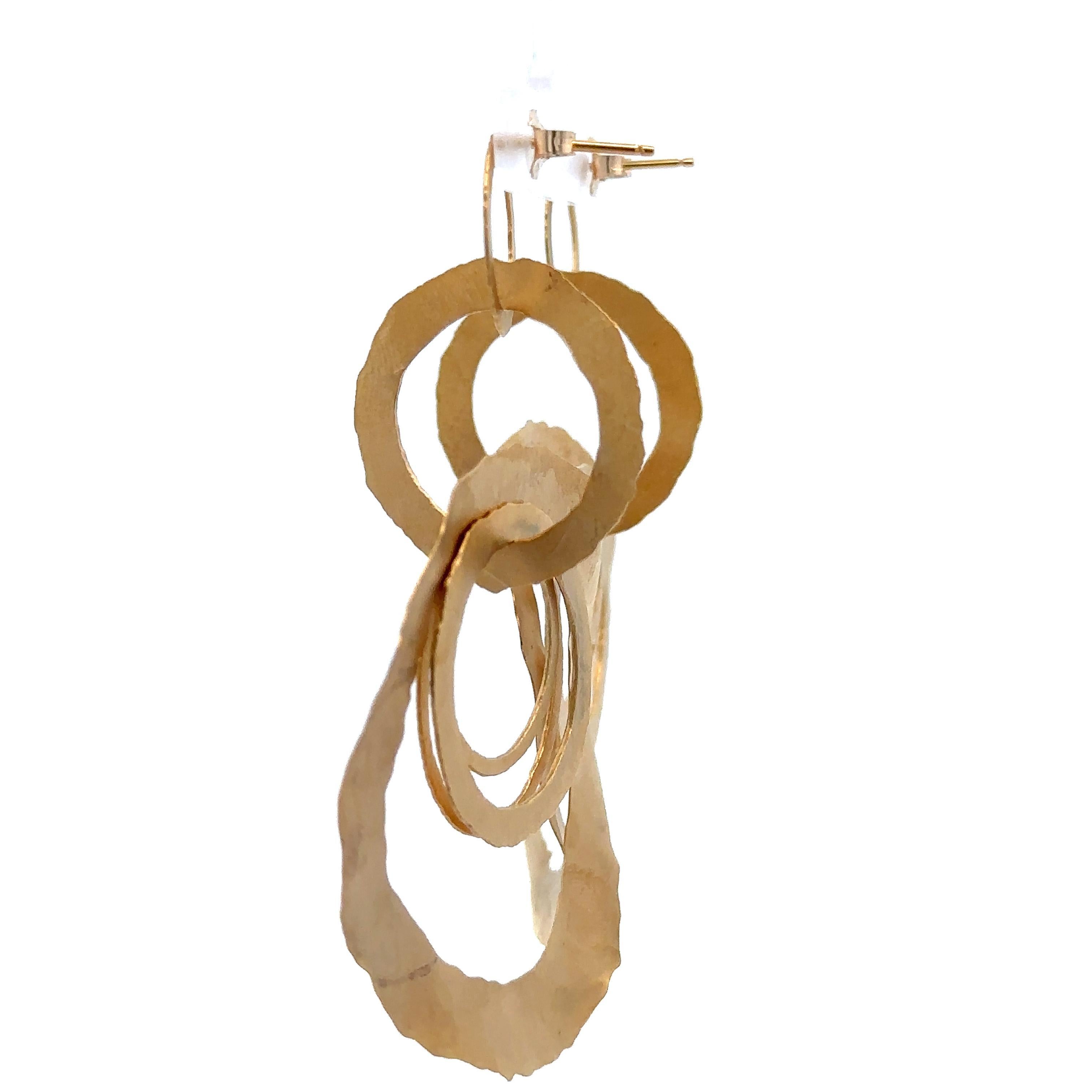 Handgefertigte 14k Gelbgold gehämmert Finish lange ineinander greifende Ringe baumeln Ohrringe im Angebot 1
