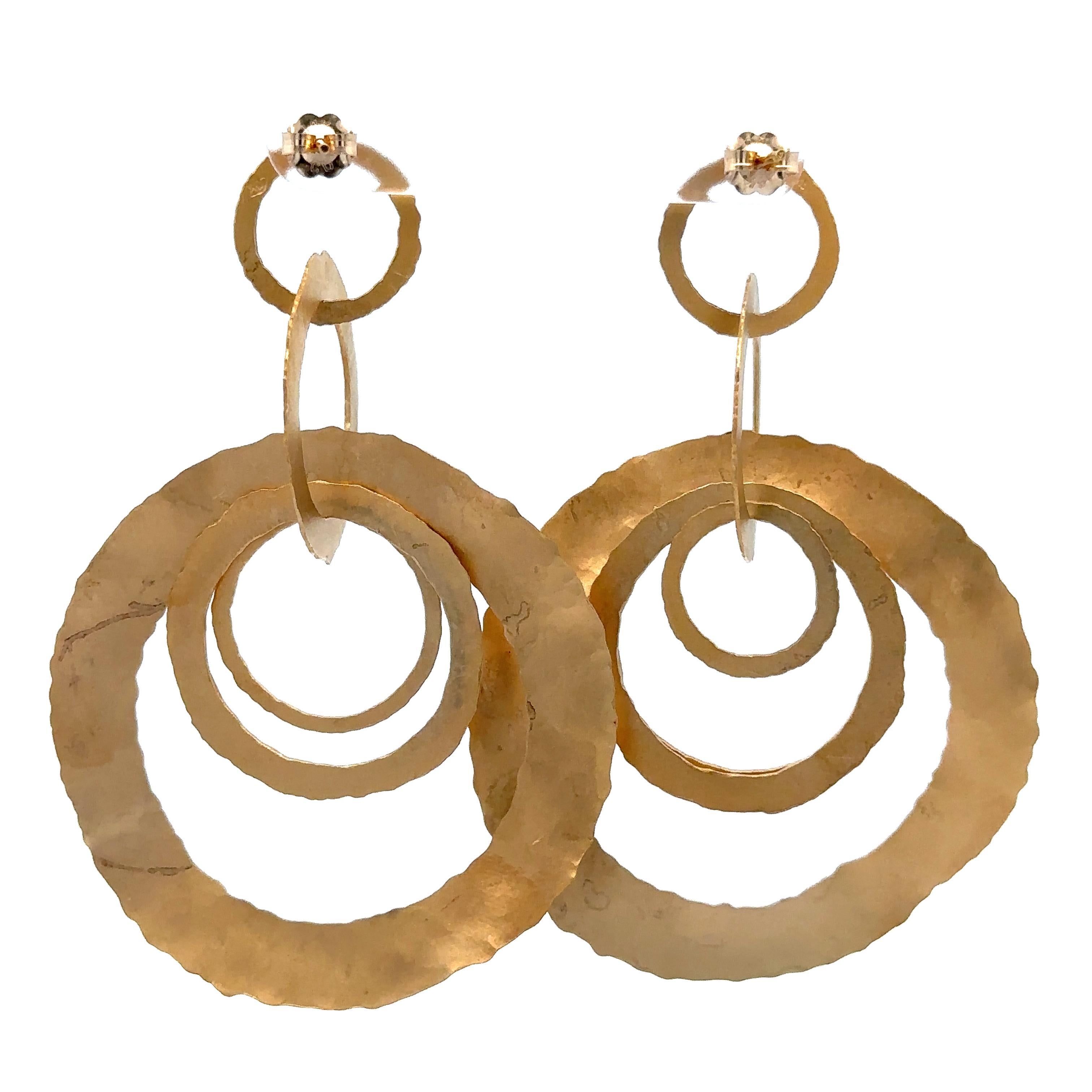 Handgefertigte 14k Gelbgold gehämmert Finish lange ineinander greifende Ringe baumeln Ohrringe im Angebot 2