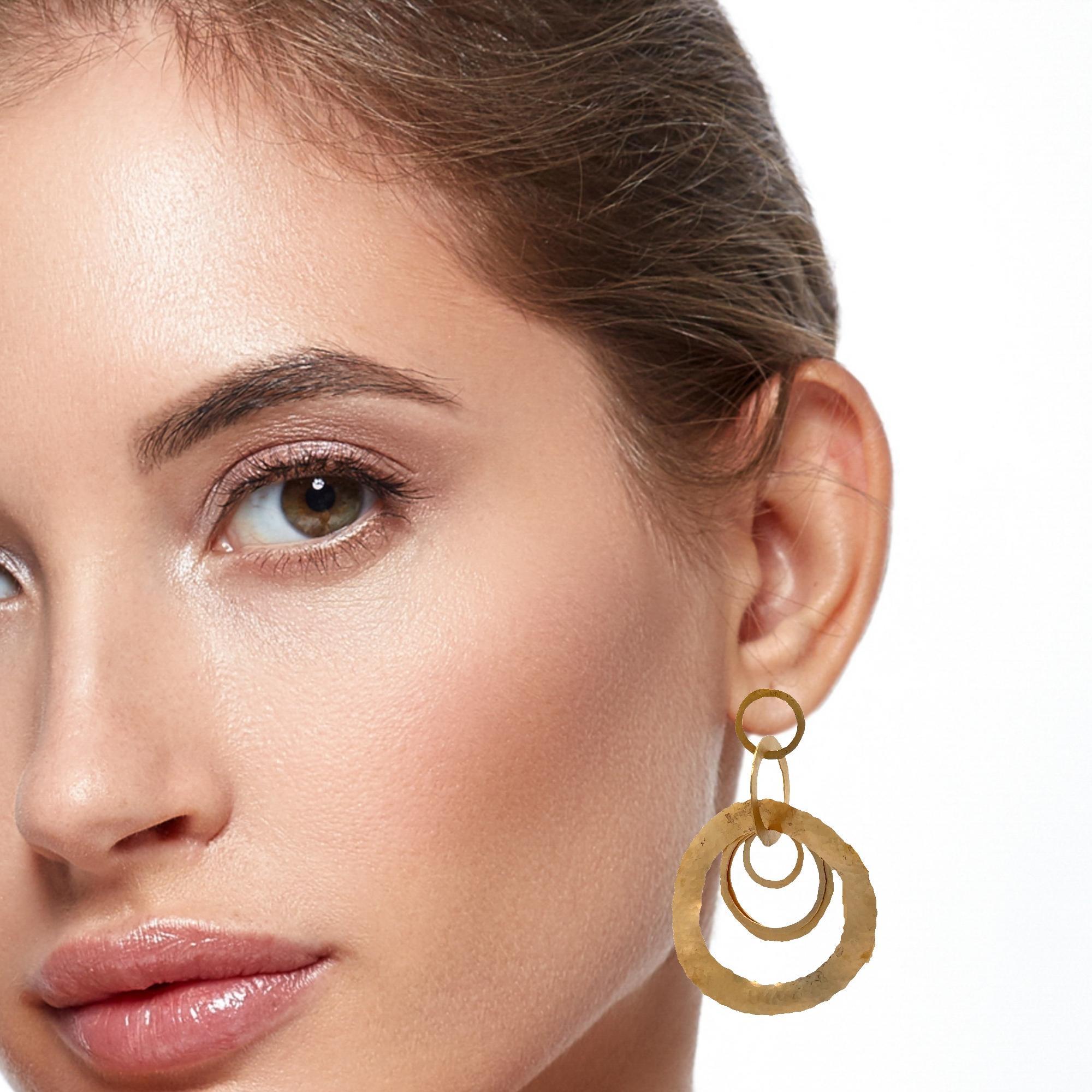 Handgefertigte 14k Gelbgold gehämmert Finish lange ineinander greifende Ringe baumeln Ohrringe im Angebot 3