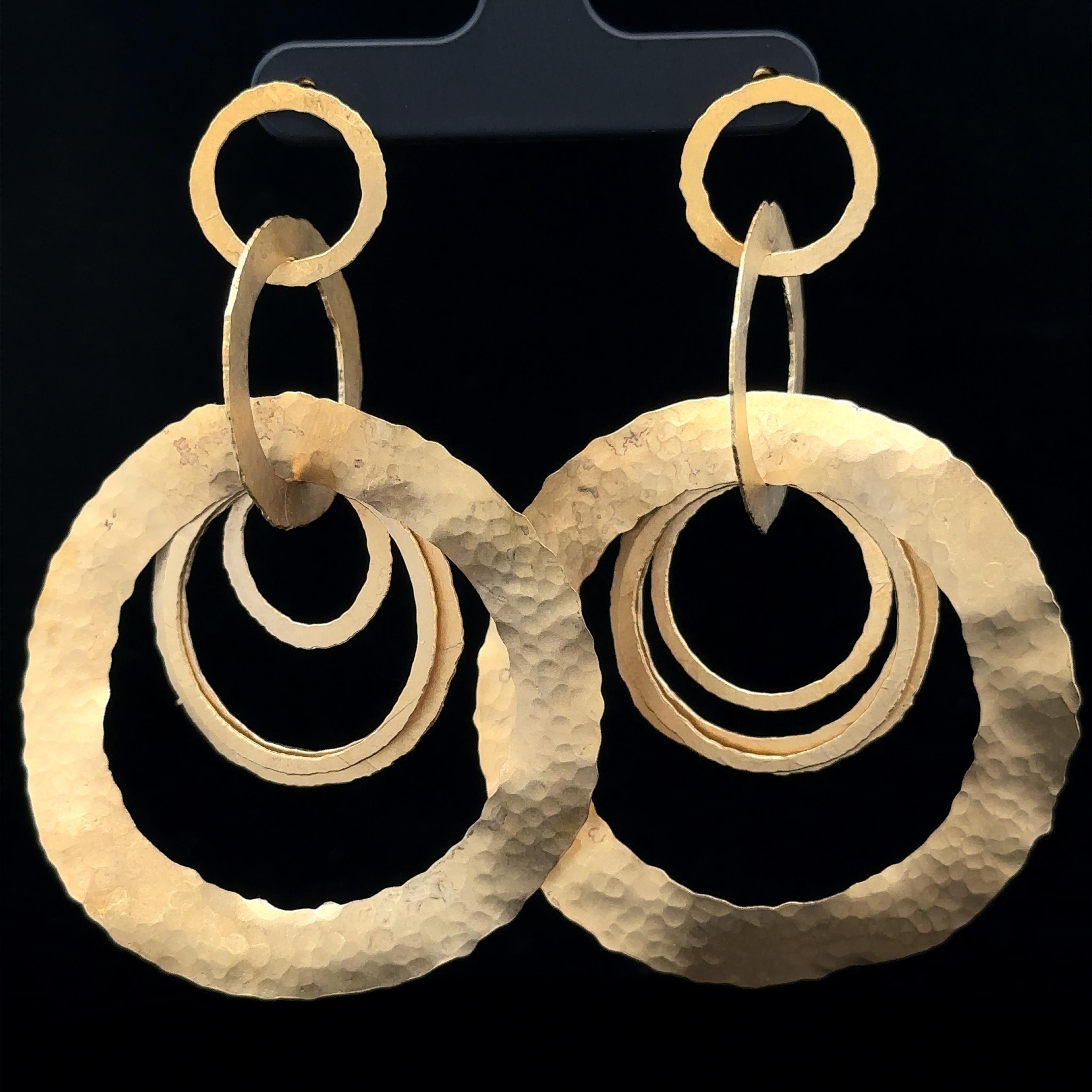 Handgefertigte 14k Gelbgold gehämmert Finish lange ineinander greifende Ringe baumeln Ohrringe im Angebot 4