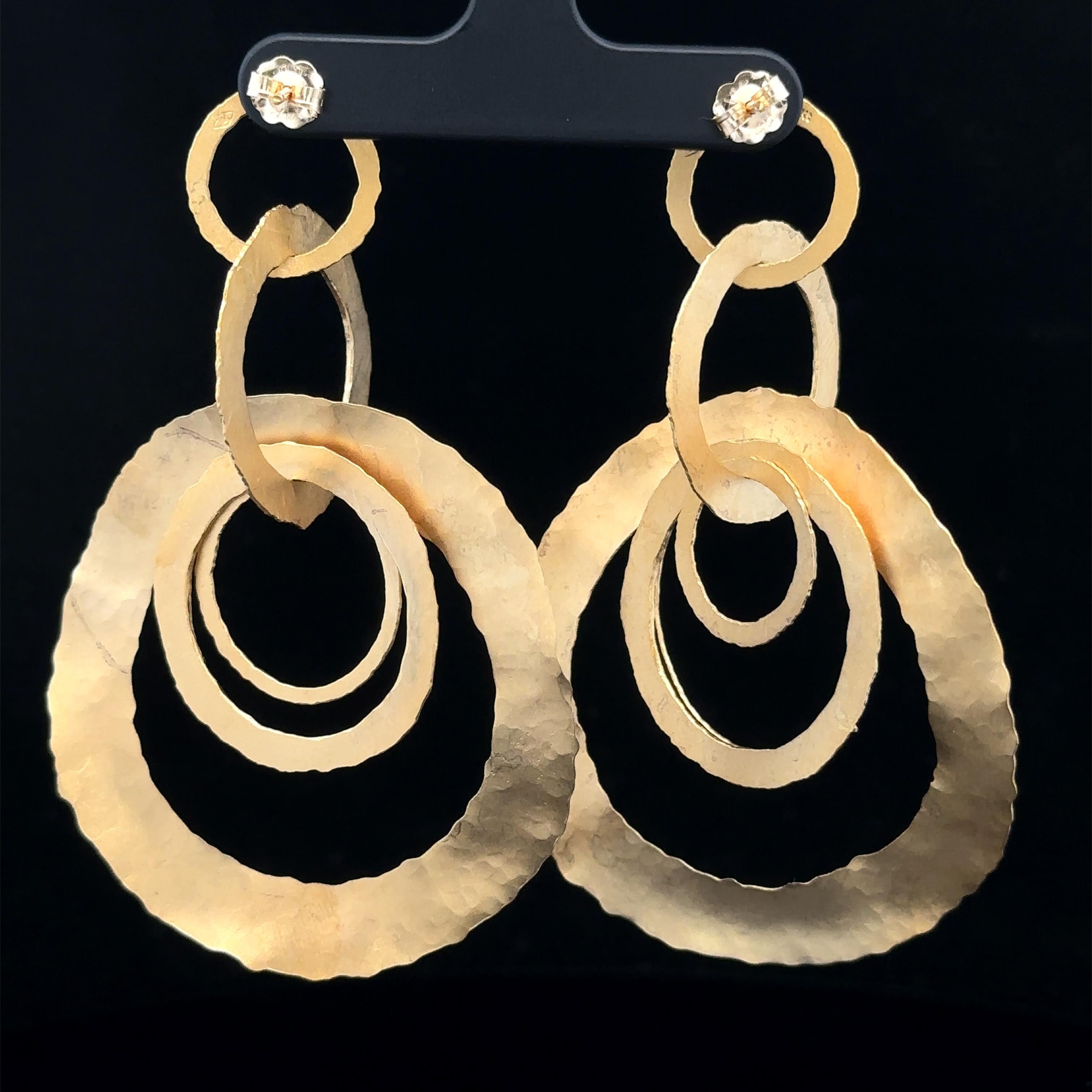 Handgefertigte 14k Gelbgold gehämmert Finish lange ineinander greifende Ringe baumeln Ohrringe im Angebot 5