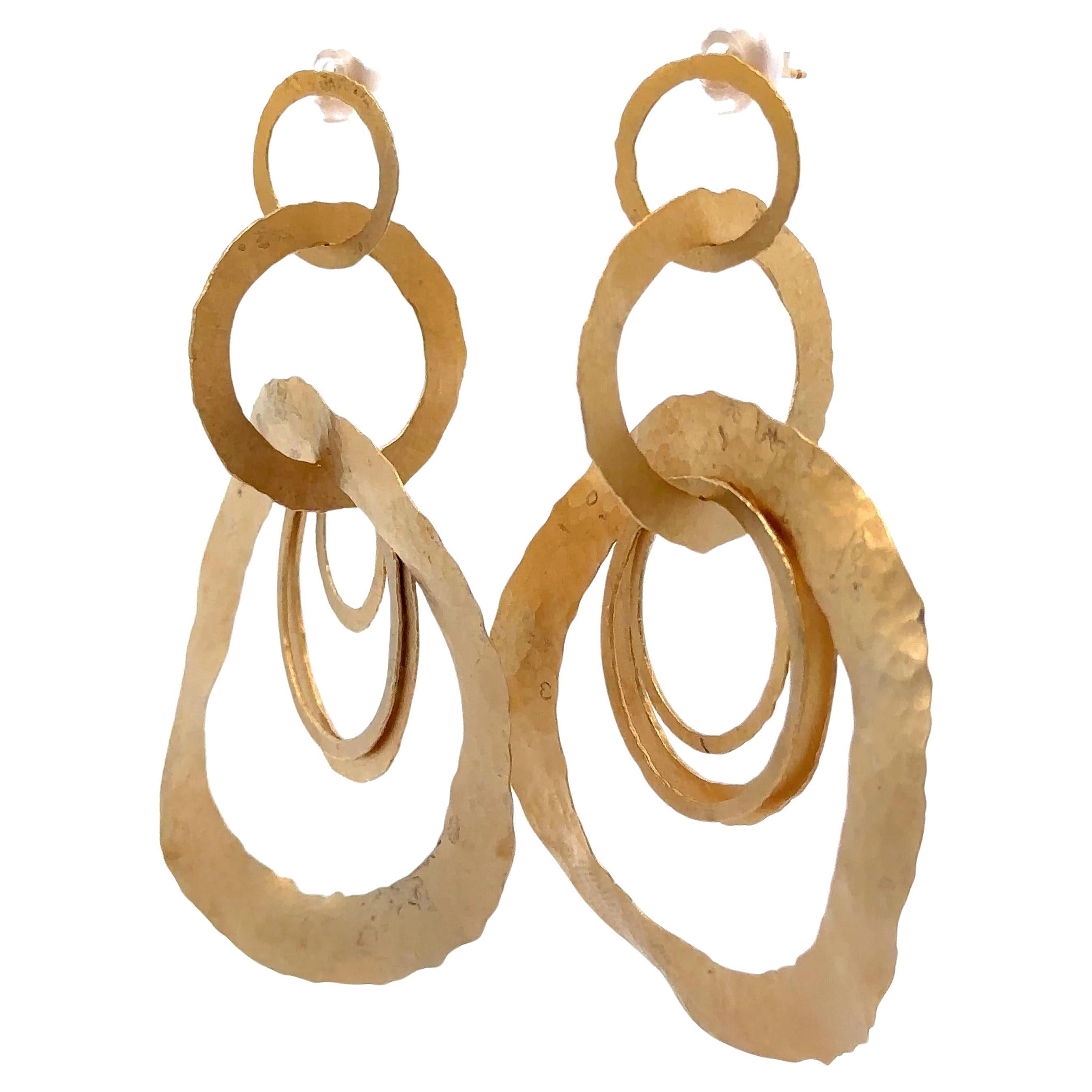 Handgefertigte 14k Gelbgold gehämmert Finish lange ineinander greifende Ringe baumeln Ohrringe im Angebot