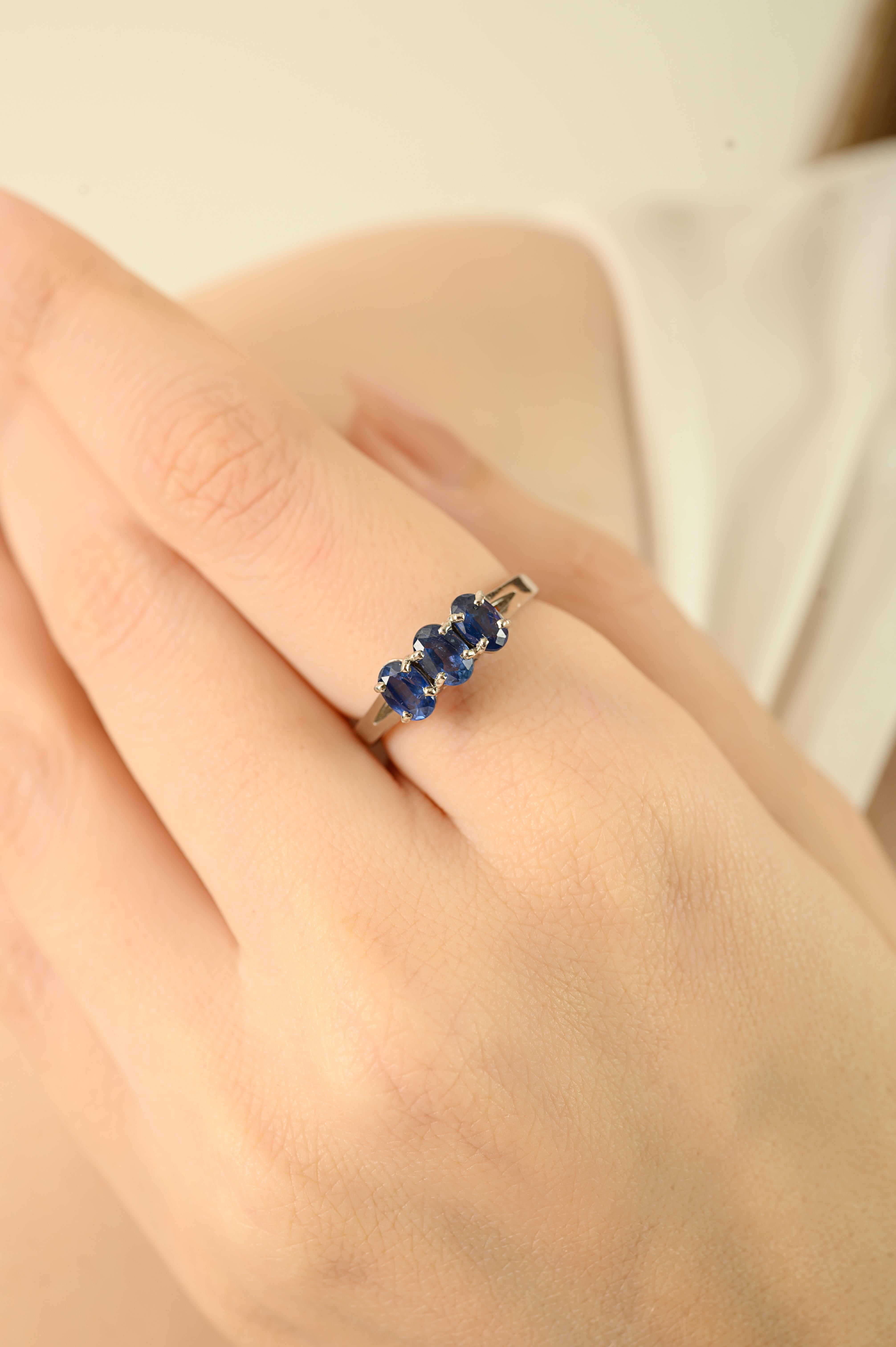 Im Angebot: Handgefertigter 1,65 Karat Blauer Saphir Drei-Stein-Ring in 925 Silber Schmuck () 2