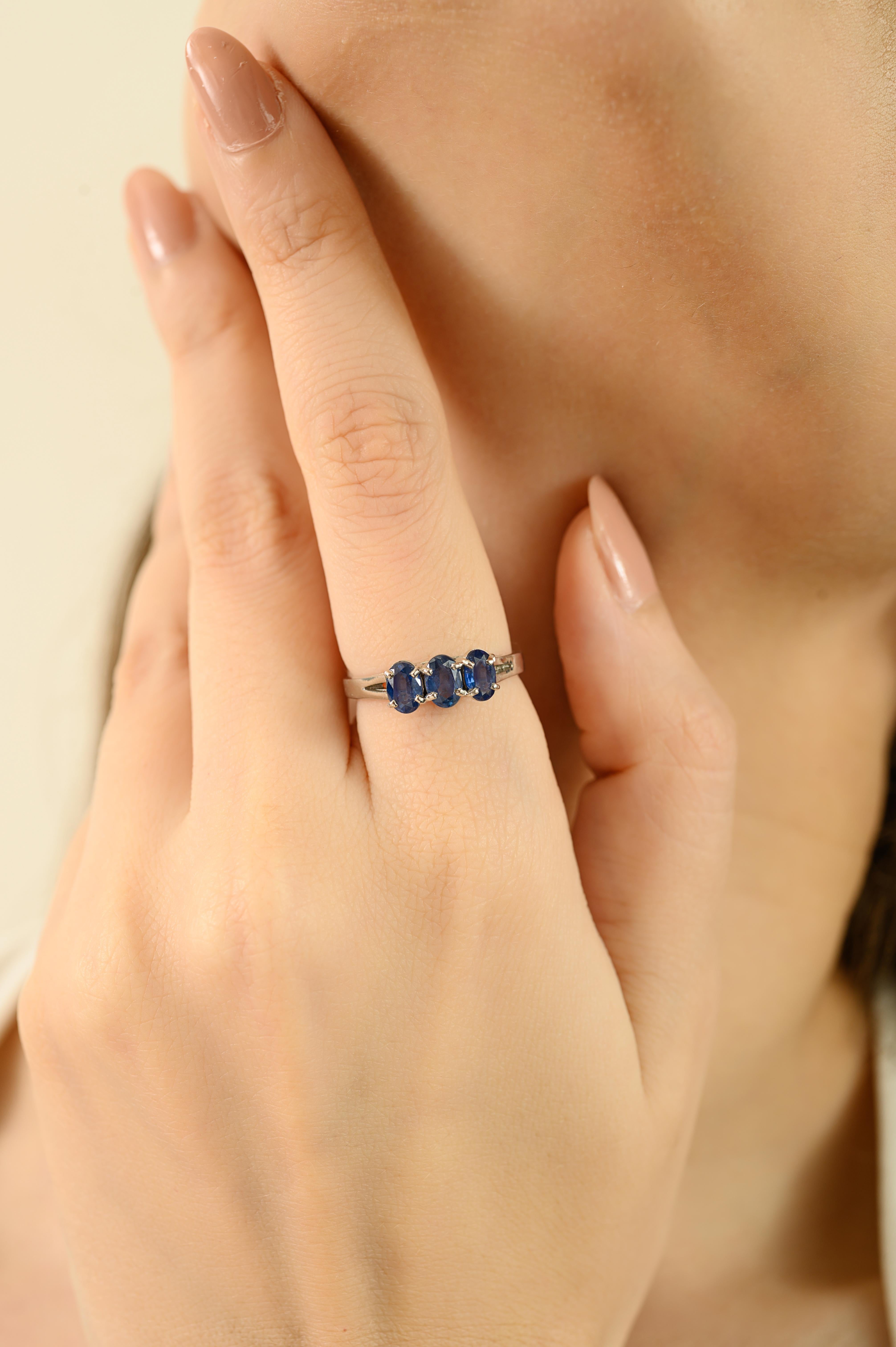 Im Angebot: Handgefertigter 1,65 Karat Blauer Saphir Drei-Stein-Ring in 925 Silber Schmuck () 4