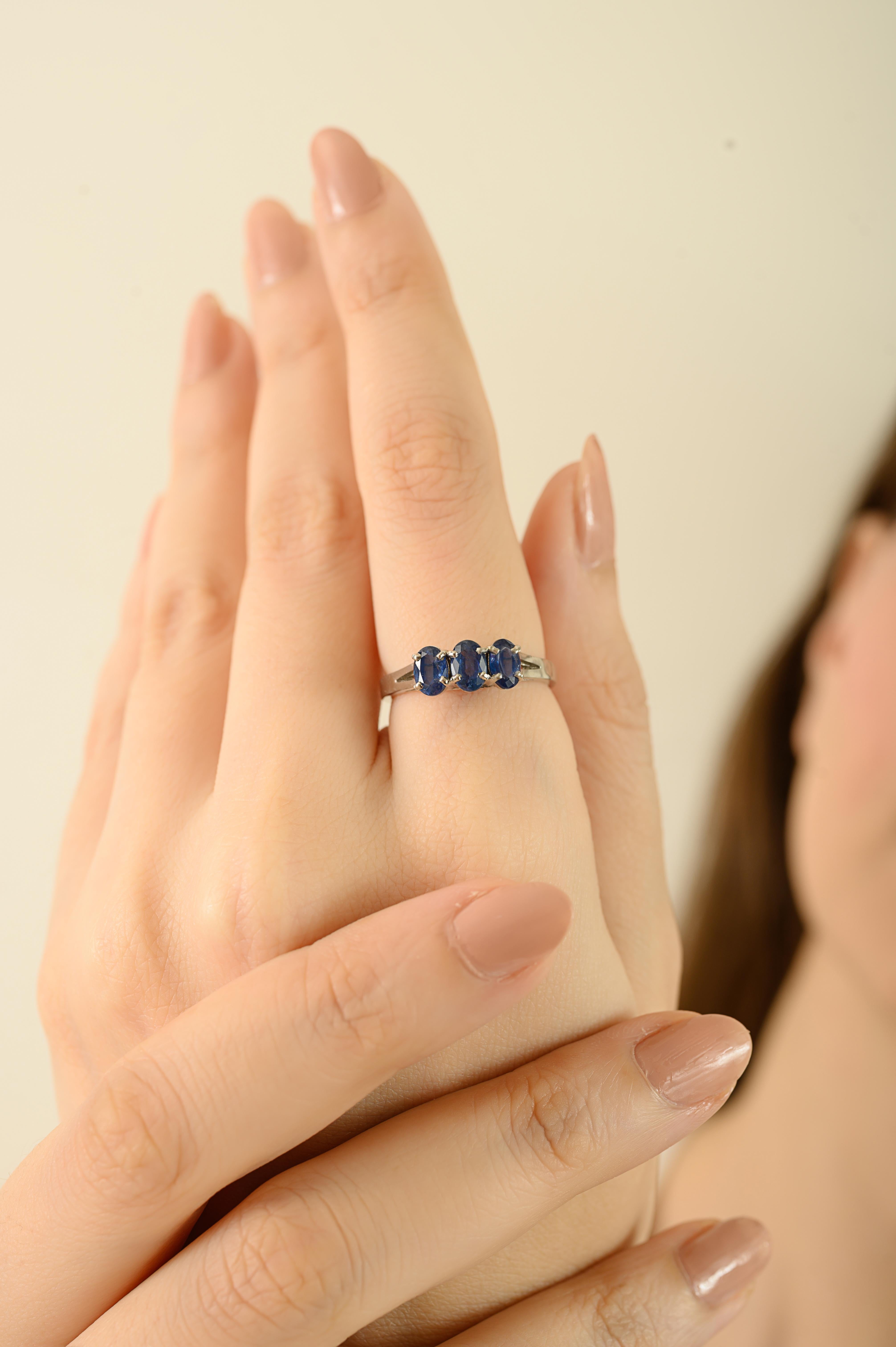 Im Angebot: Handgefertigter 1,65 Karat Blauer Saphir Drei-Stein-Ring in 925 Silber Schmuck () 6