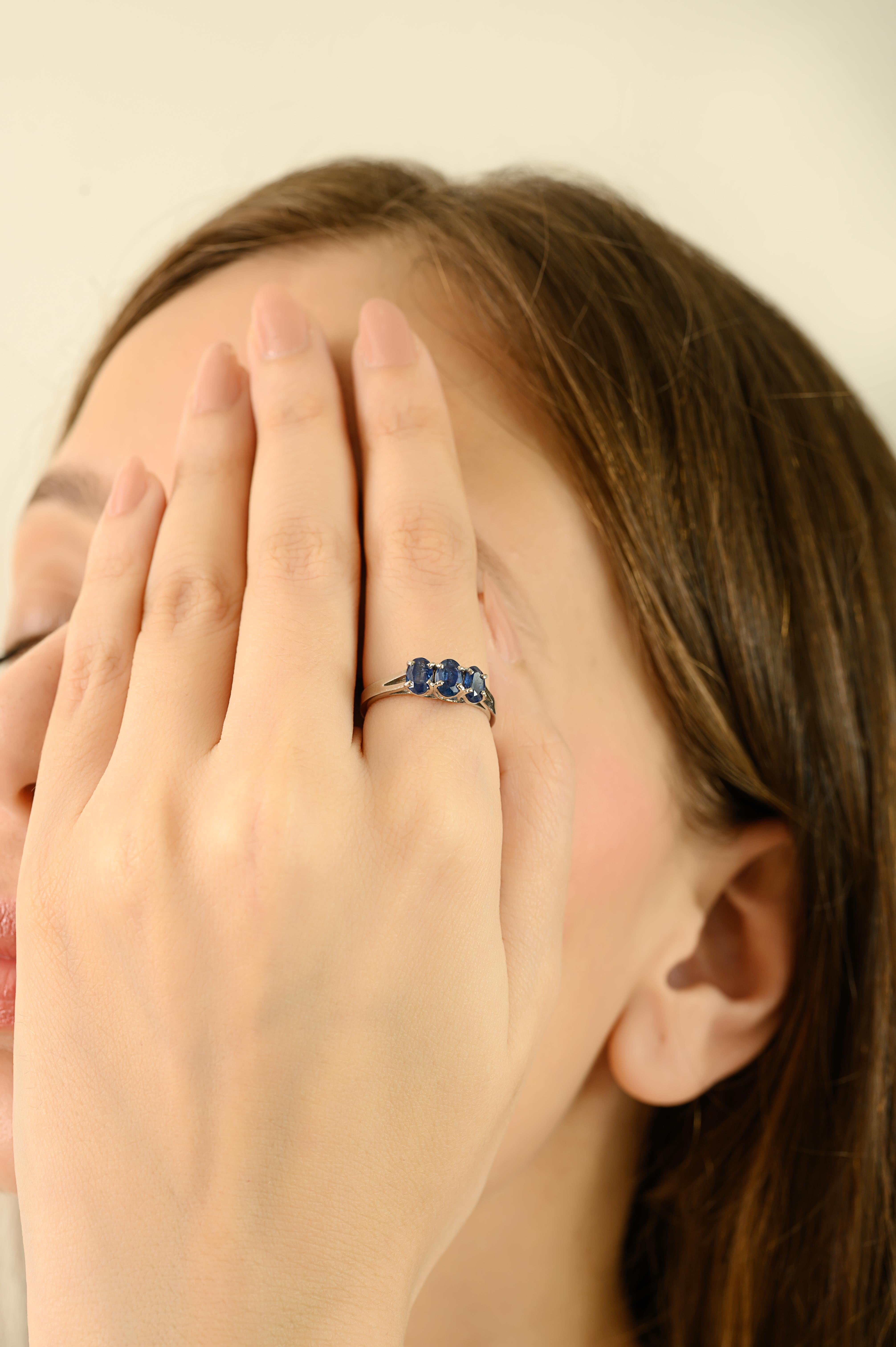 Im Angebot: Handgefertigter 1,65 Karat Blauer Saphir Drei-Stein-Ring in 925 Silber Schmuck () 8